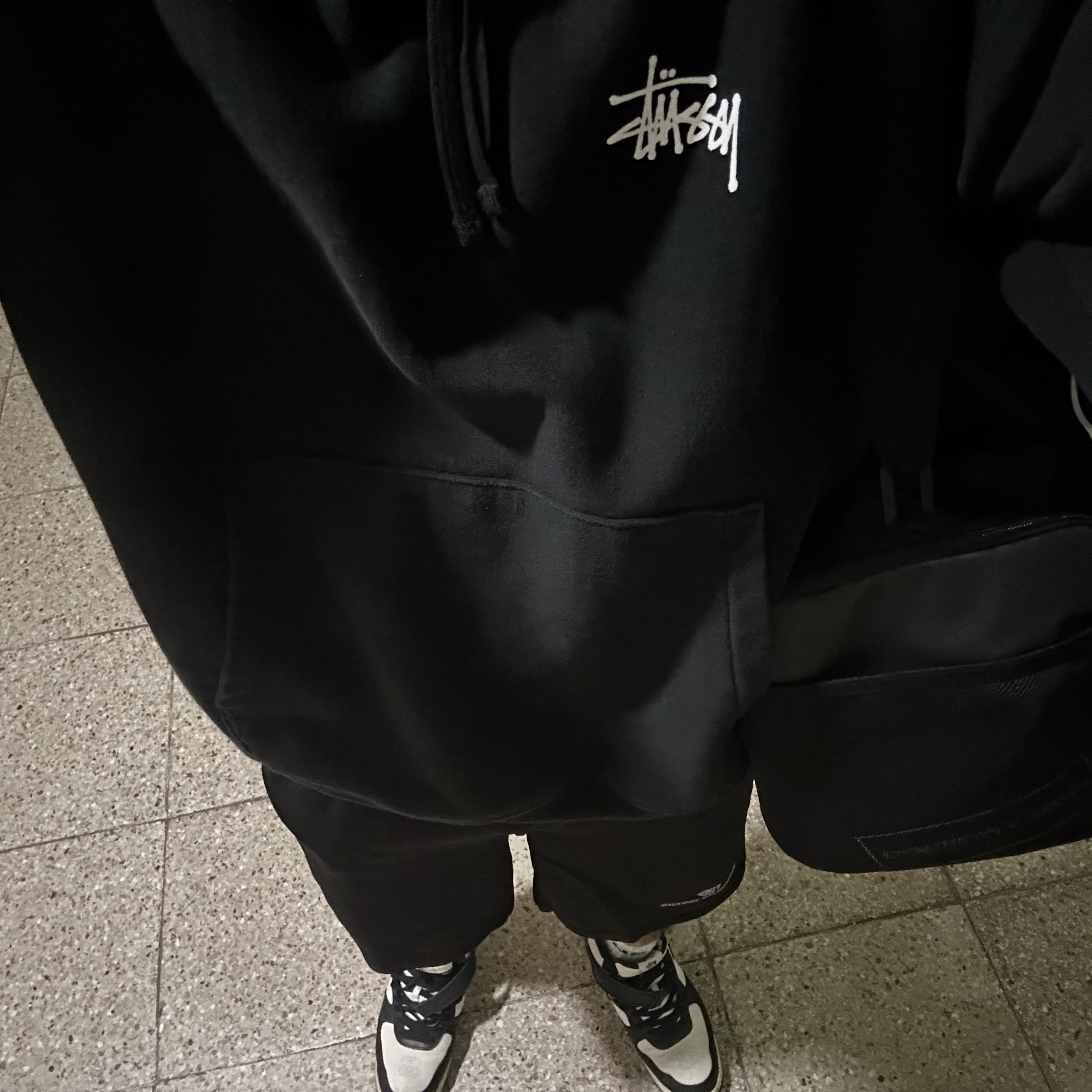Stussy Basic Stussy Hoodie Black, Nike x Stussy Air Force 1 '07 Mid SP Black and Light Bone 착용 스타일