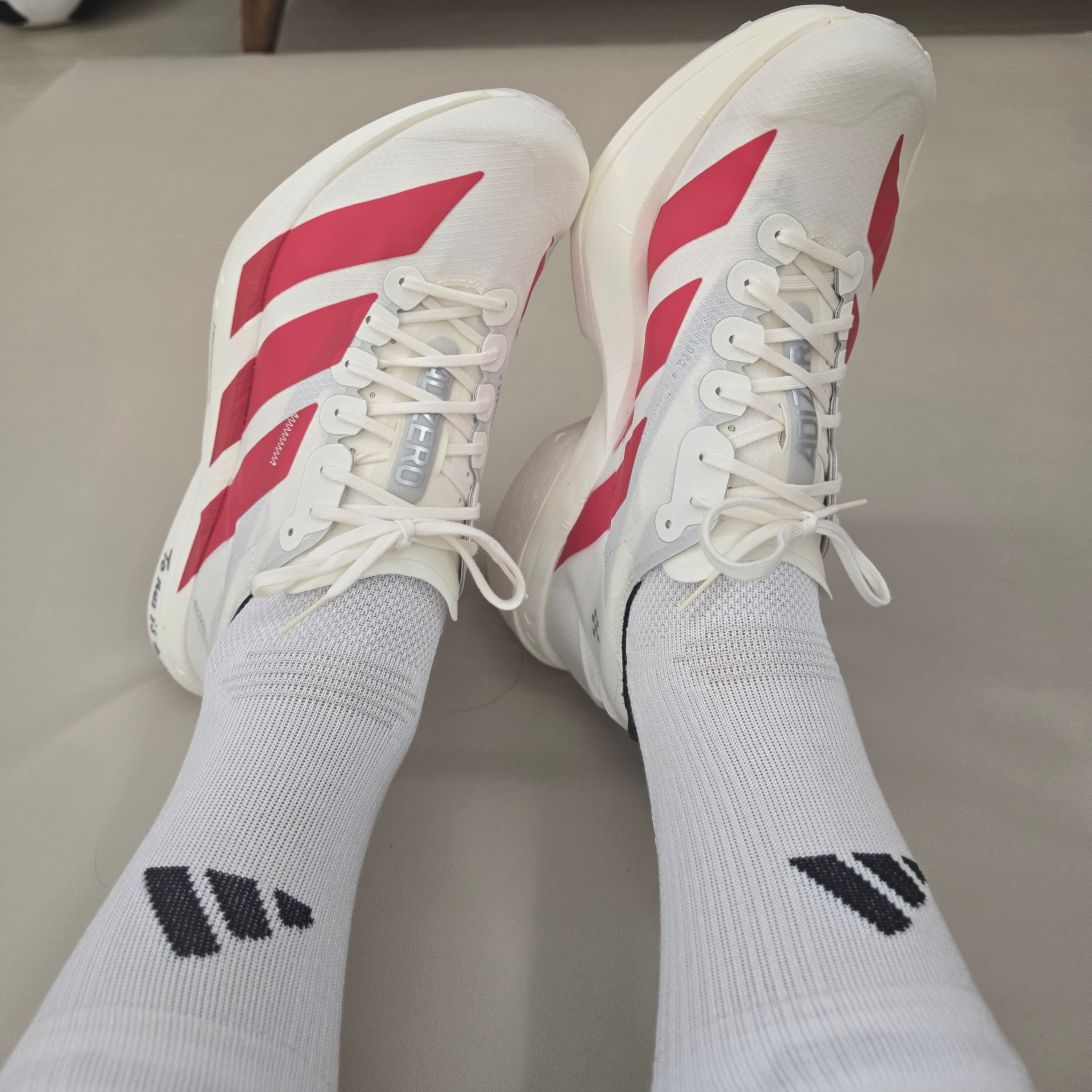 Adidas Adizero Adios Pro 4 Off White Better Scarlet 착용 스타일