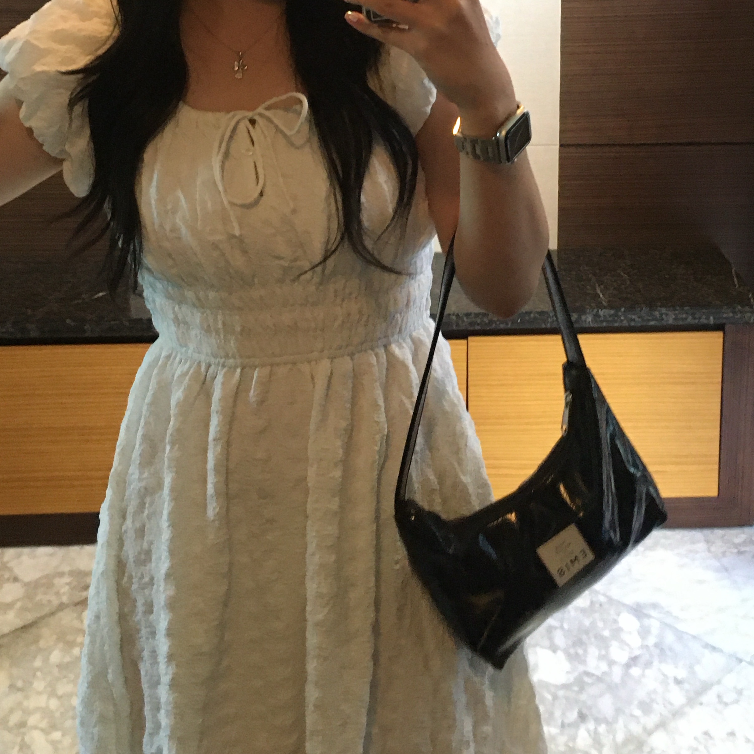 Emis New Enamel Hobo Bag Black 착용 스타일 - 2