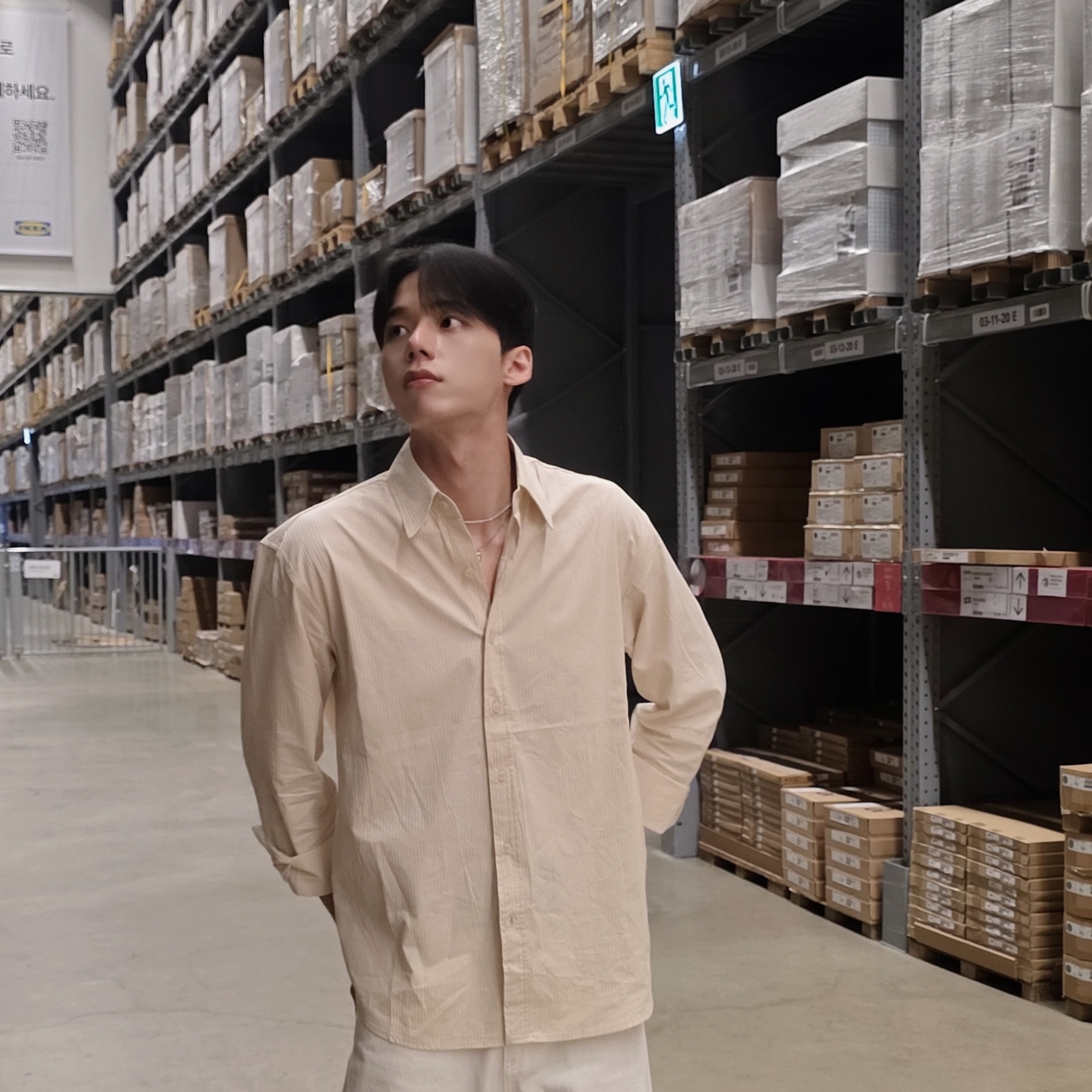 AMOU Solid Stripe Bio Shirts Cream, AMOU Solid Stripe Bio Shirts Indigo Pink 착용 스타일 - 1