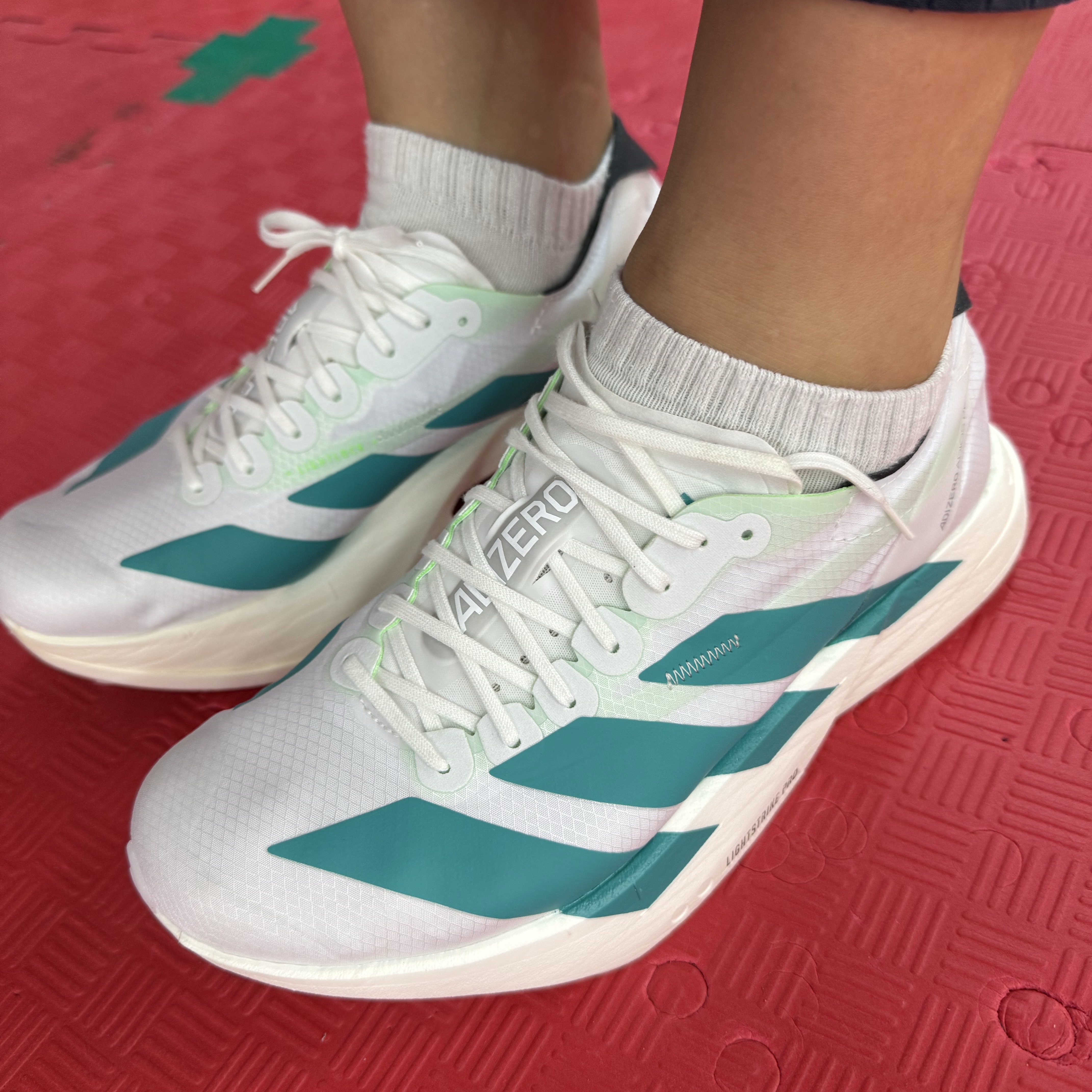 Adidas Adizero Adios Pro 4 Cloud White Pure Teal 착용 스타일