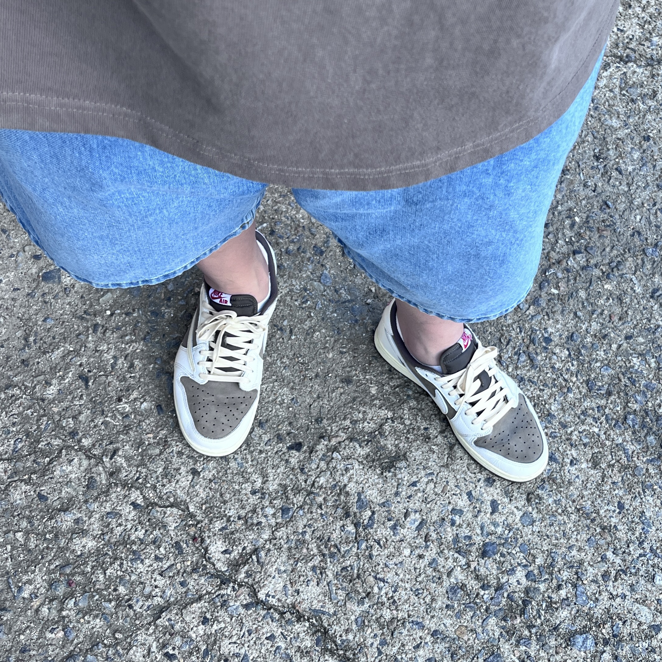 Jordan 1 x Travis Scott Retro Low OG SP Sail and Ridgerock 착용 스타일 - 1