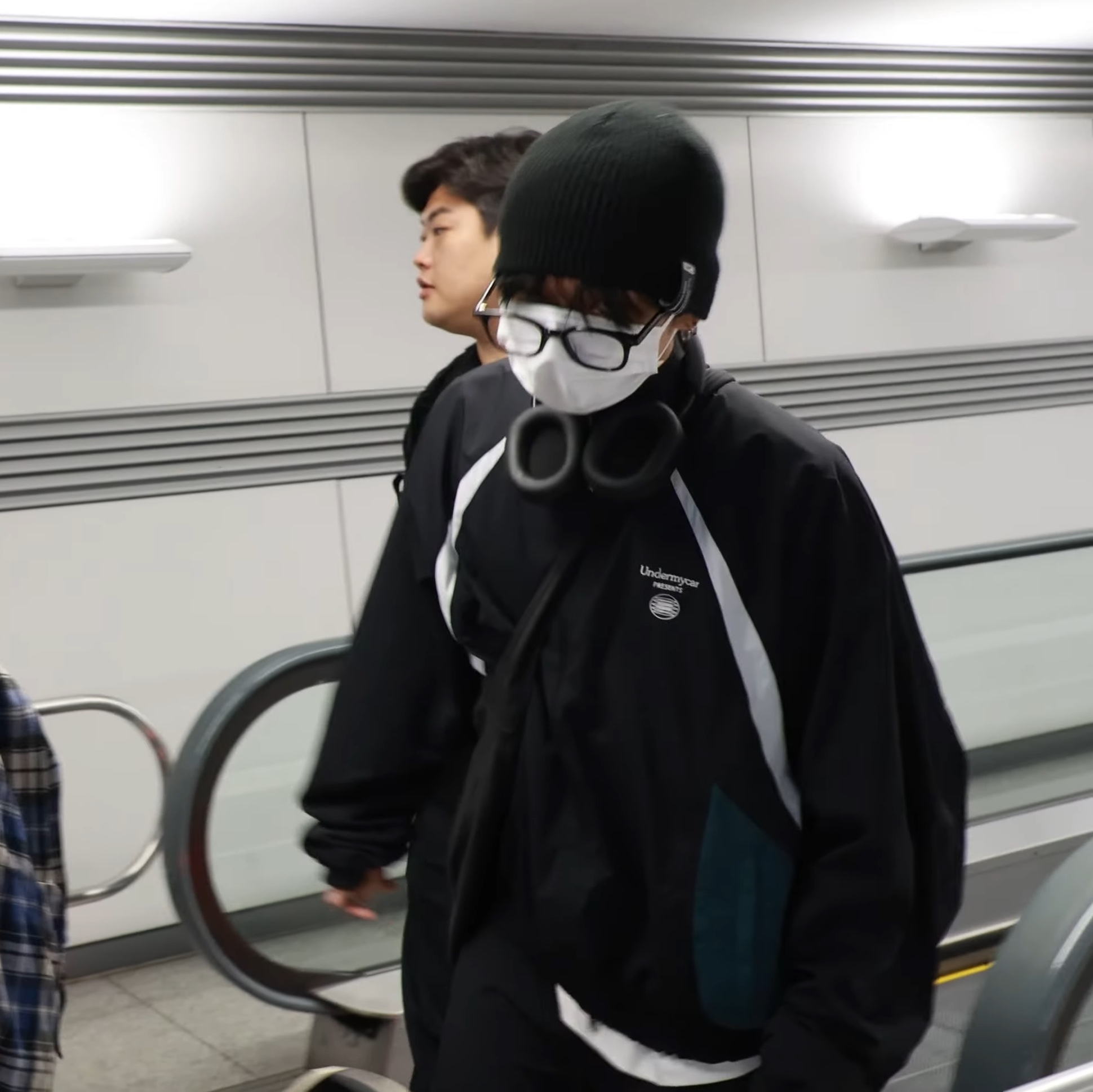 Undermycar MU.133 Combi Color Block Track Jacket Black, Undermycar MU.134 Combi Color Block Track Pants Black 착용 스타일