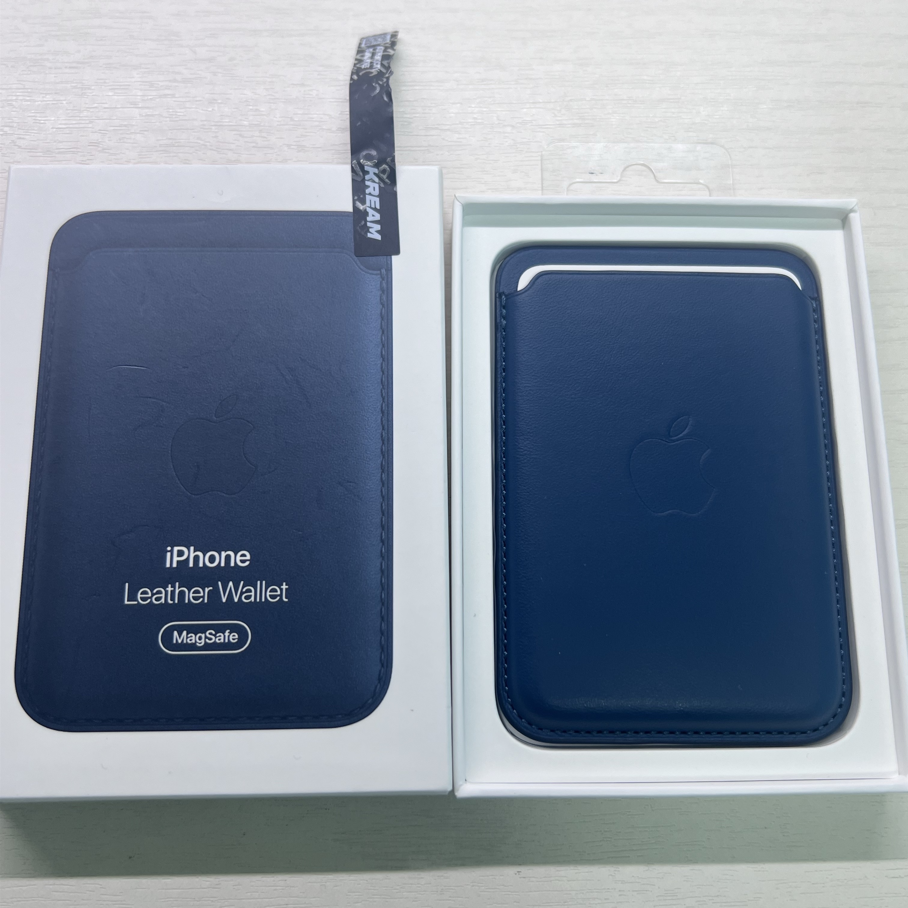 Apple iPhone Leather Wallet with MagSafe Batic Blue 착용 스타일 - 1