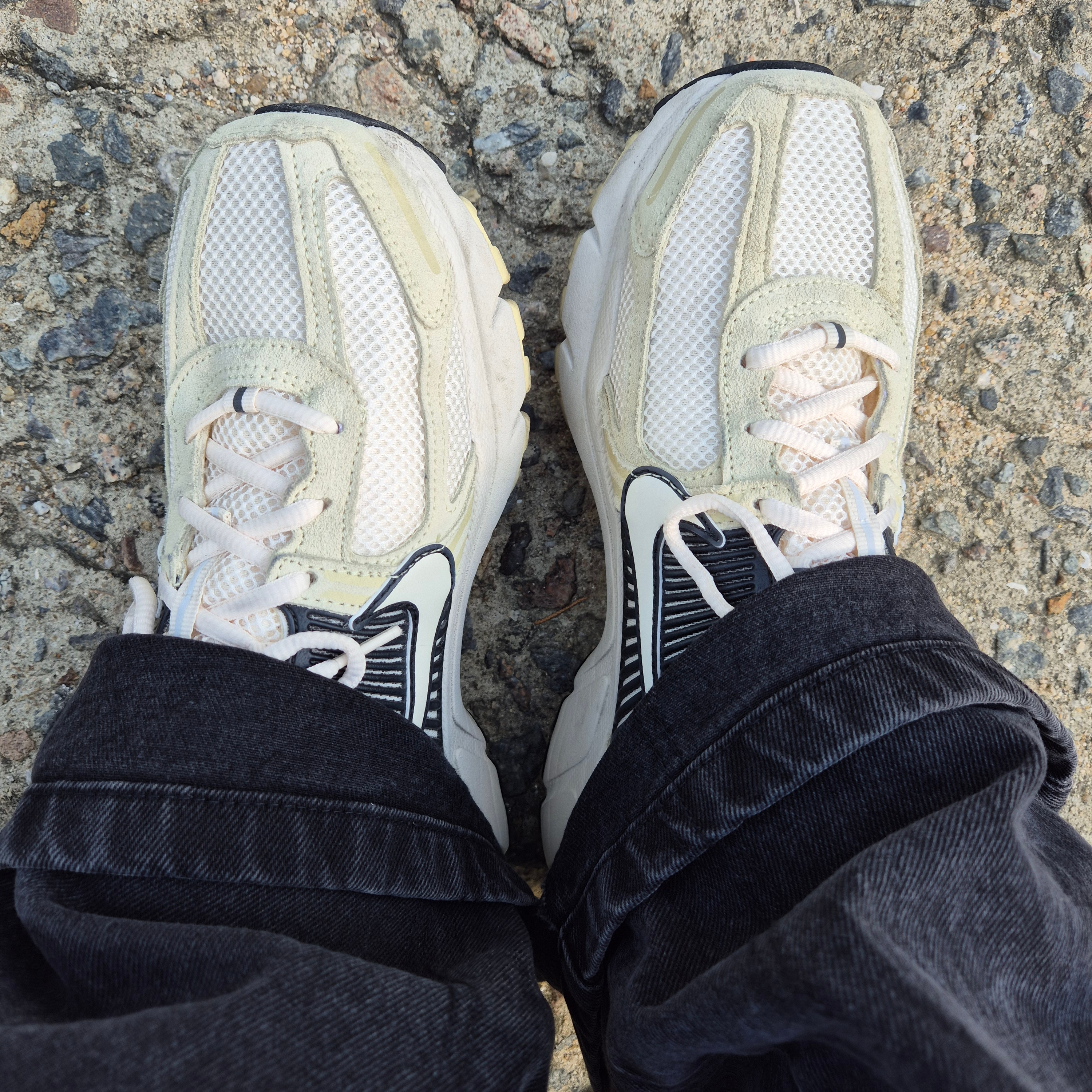 Nike Zoom Vomero 5 Light Bone and Black 착용 스타일