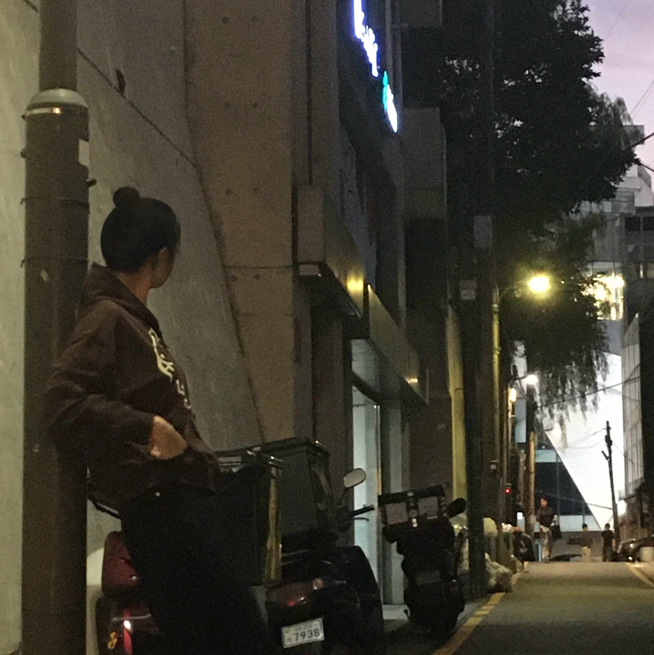 AMOU Dancing Circle Crop Hoodie Zip-Up Brown, AMOU Dancing Circle Crop Hoodie Zip-Up Navy 착용 스타일 - 4