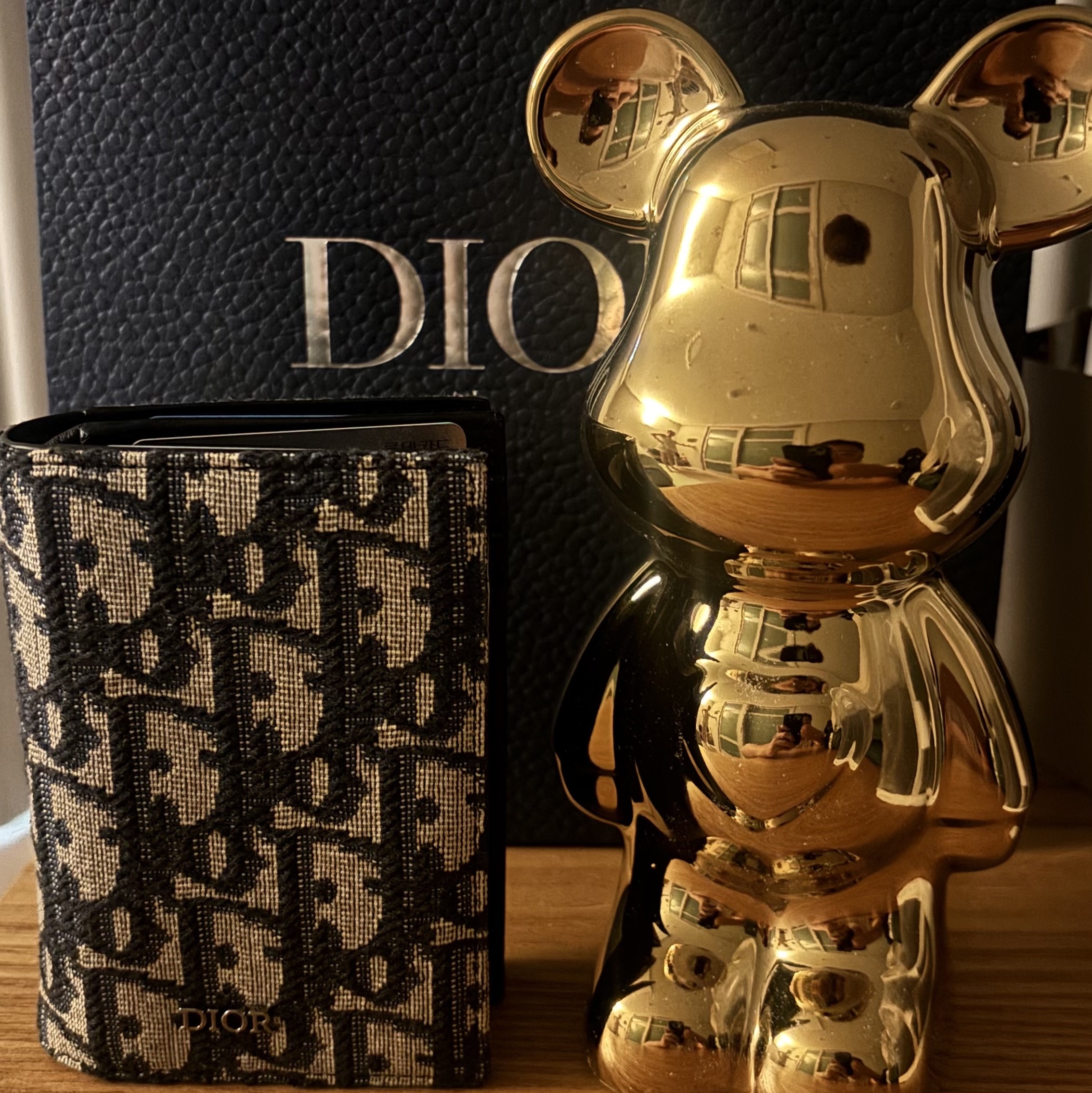 Dior Trifold Wallet Beige Black 착용 스타일 - 1