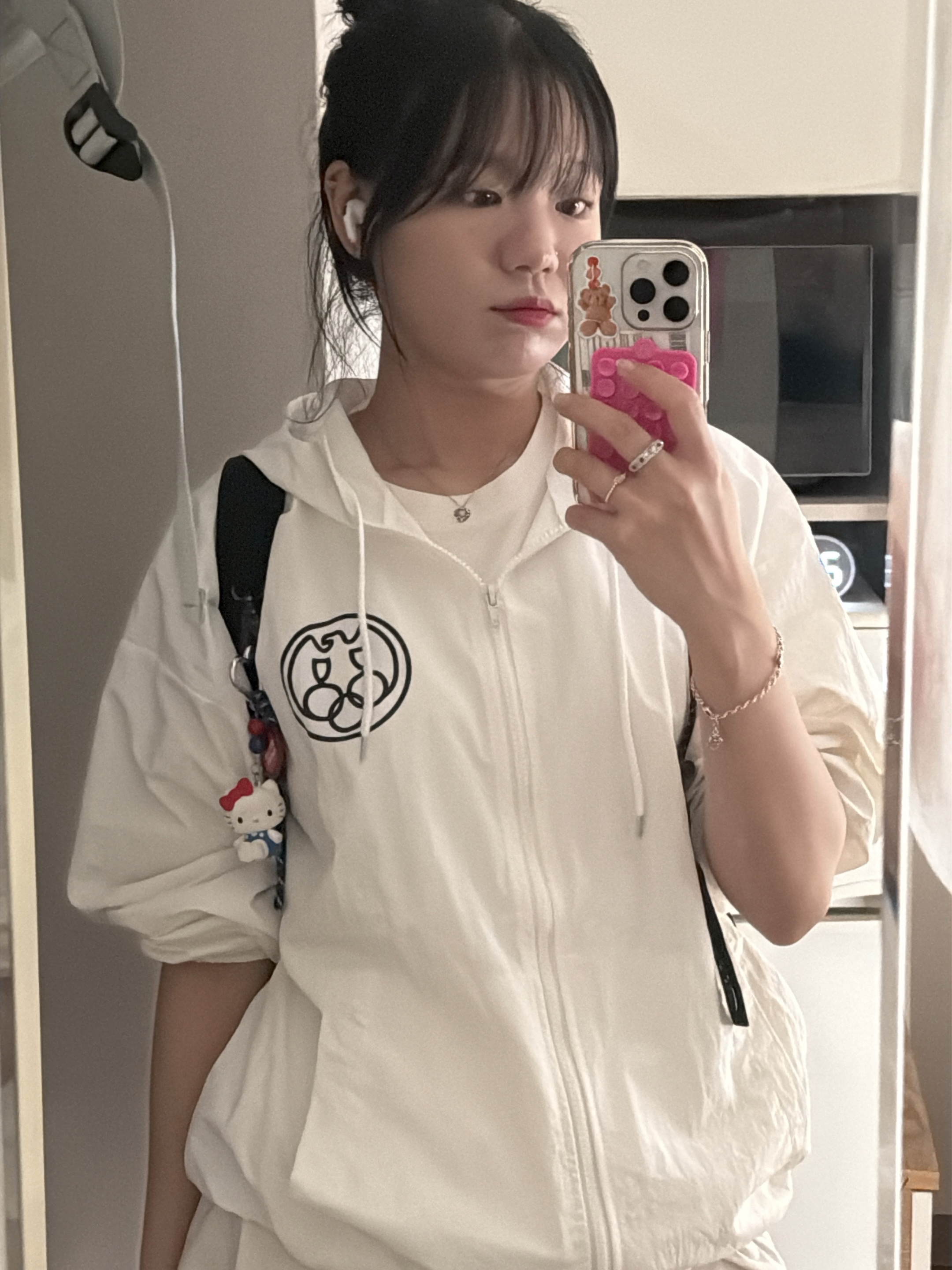Yeezy x Gosha Rubchinskiy Vulture WB-01 Jacket White 착용 스타일 - 1