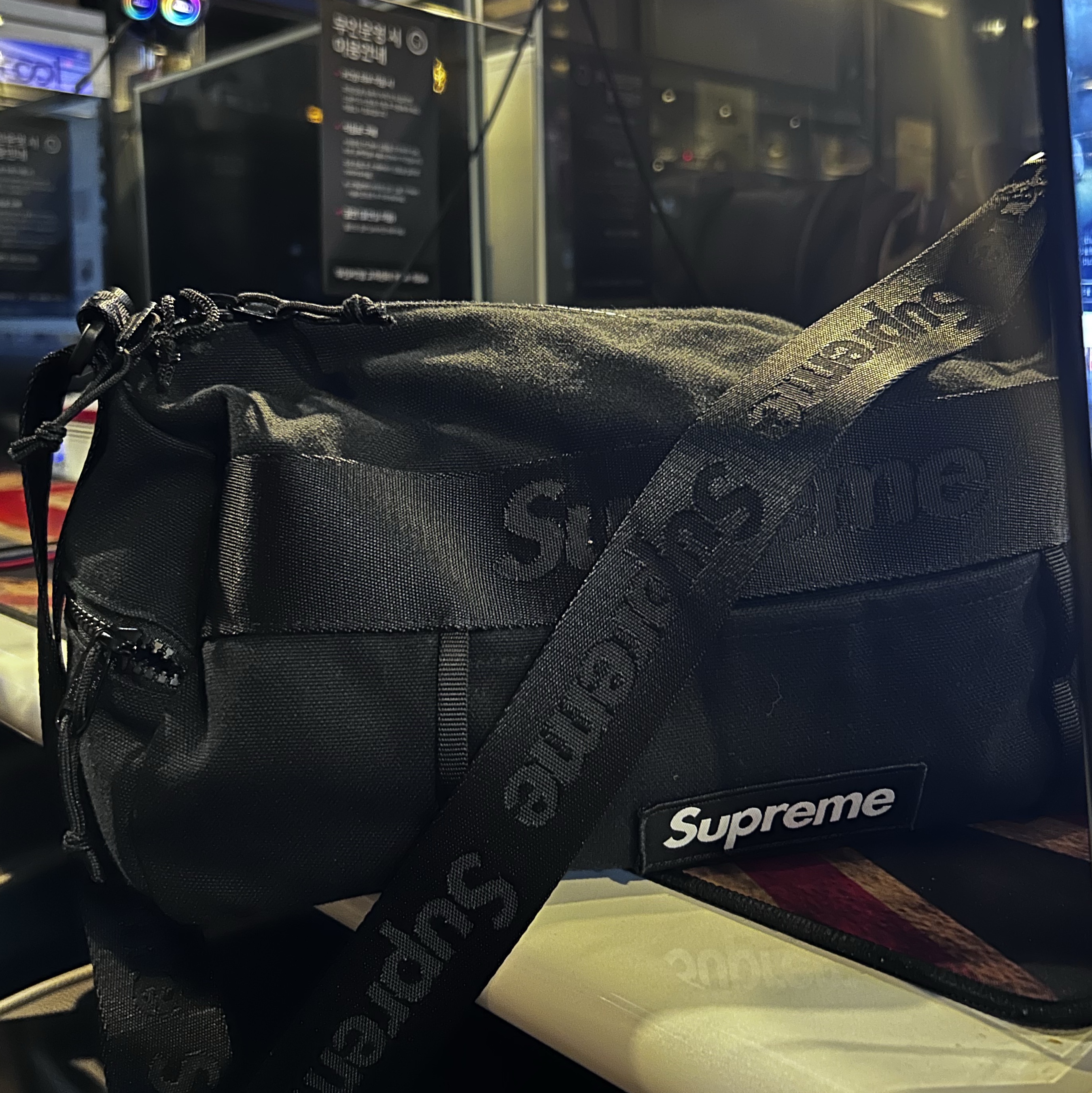 Supreme Utility Bag Black - 25SS 착용 스타일