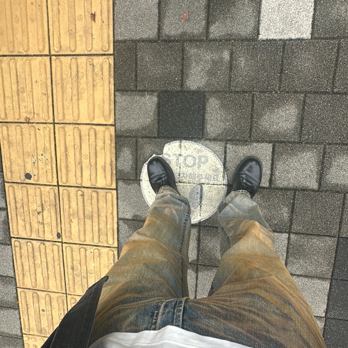 Supreme Regular Jean Dirty Indigo - 25FW, Dr. Martens 1461 Smooth Black 착용 스타일