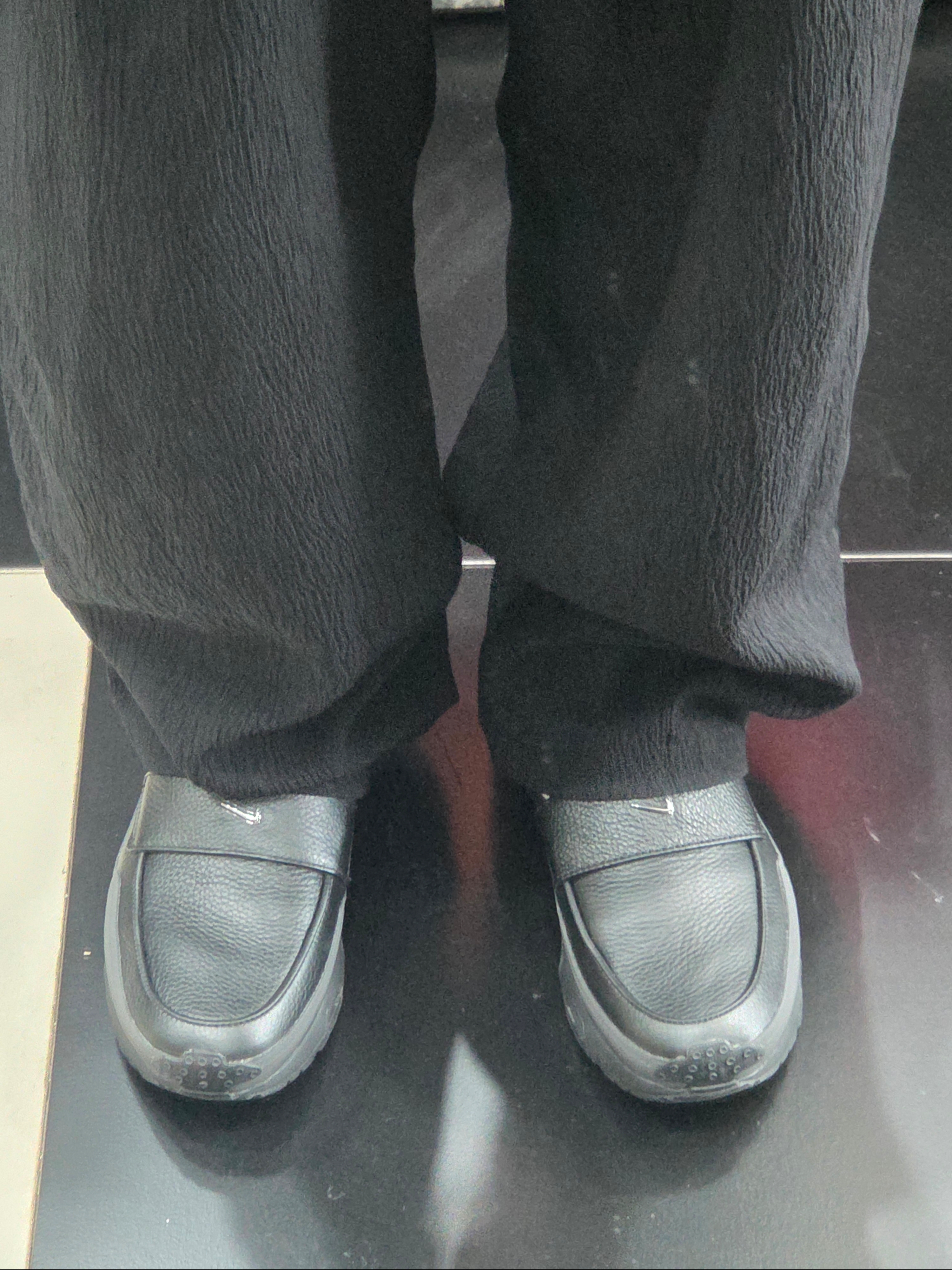 (W) Nike x SWDC Air Max Phenomena Black Metallic Silver, Prada Re-Nylon and Saffiano Leather Shoulder Bag Black 착용 스타일 - 2