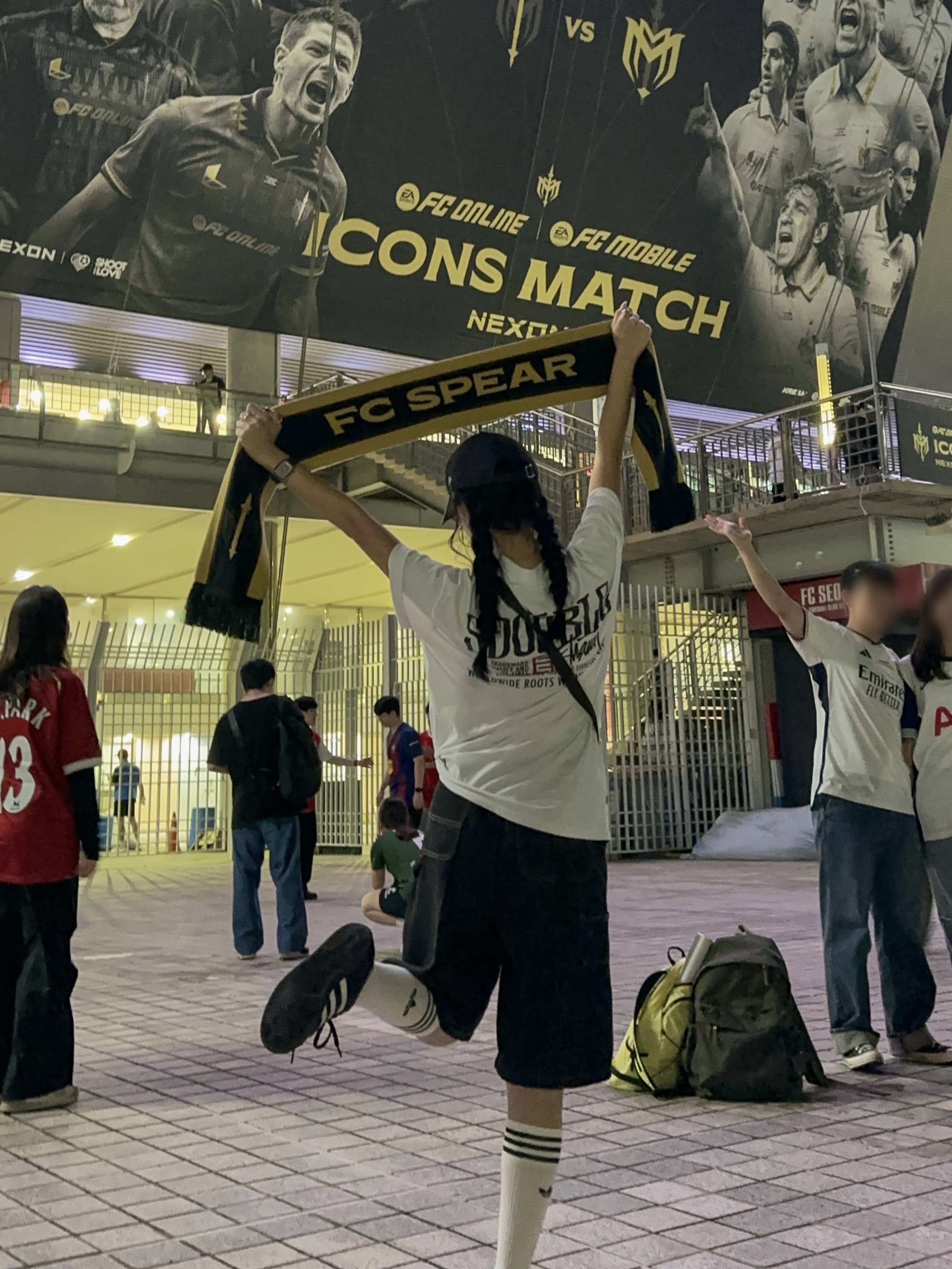 [PRE-ORDER] FC SPEAR Knit Muffler Black 착용 스타일 - 2