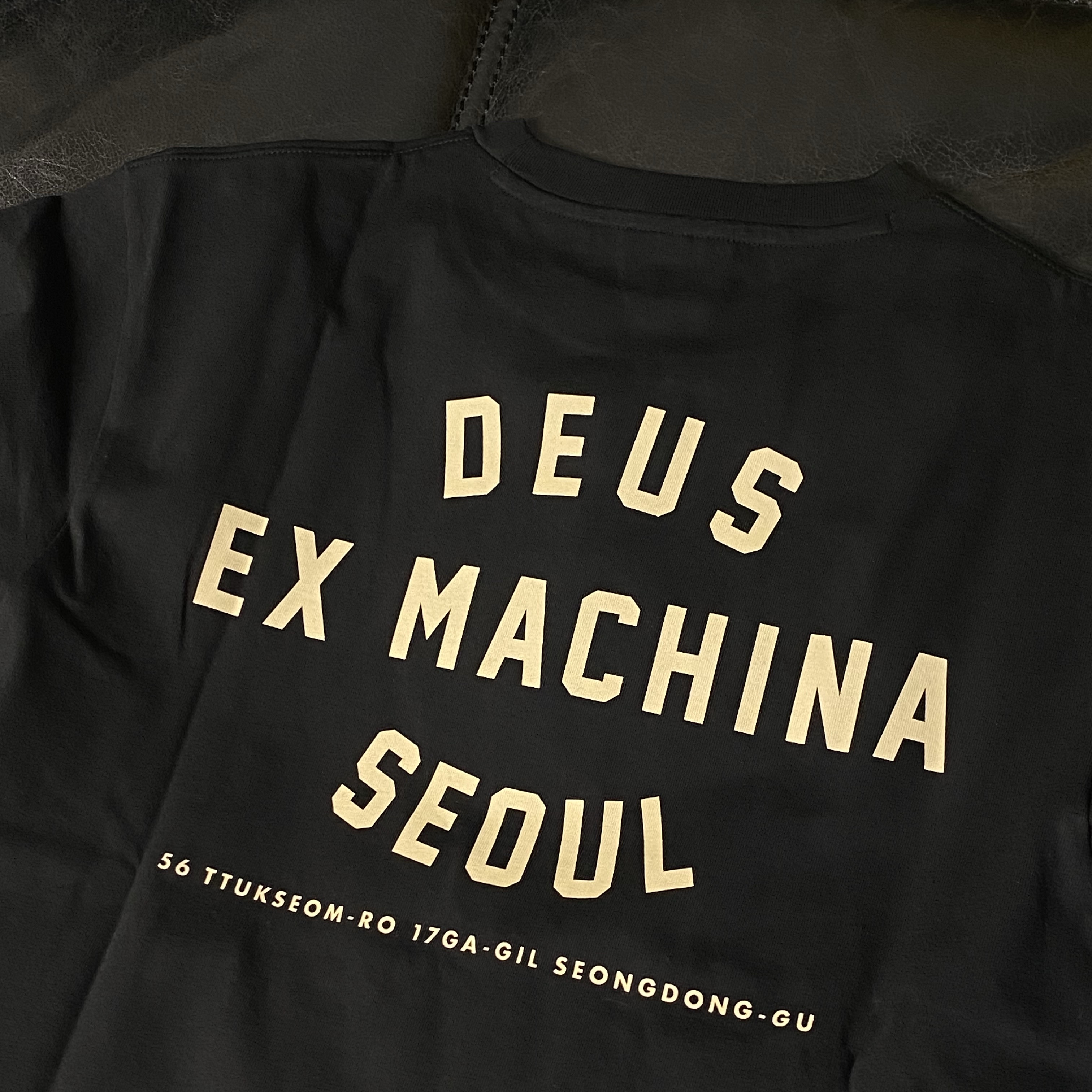 [6% 적립] Deus Ex Machina Seoul College Address Ls Tee Black 착용 스타일