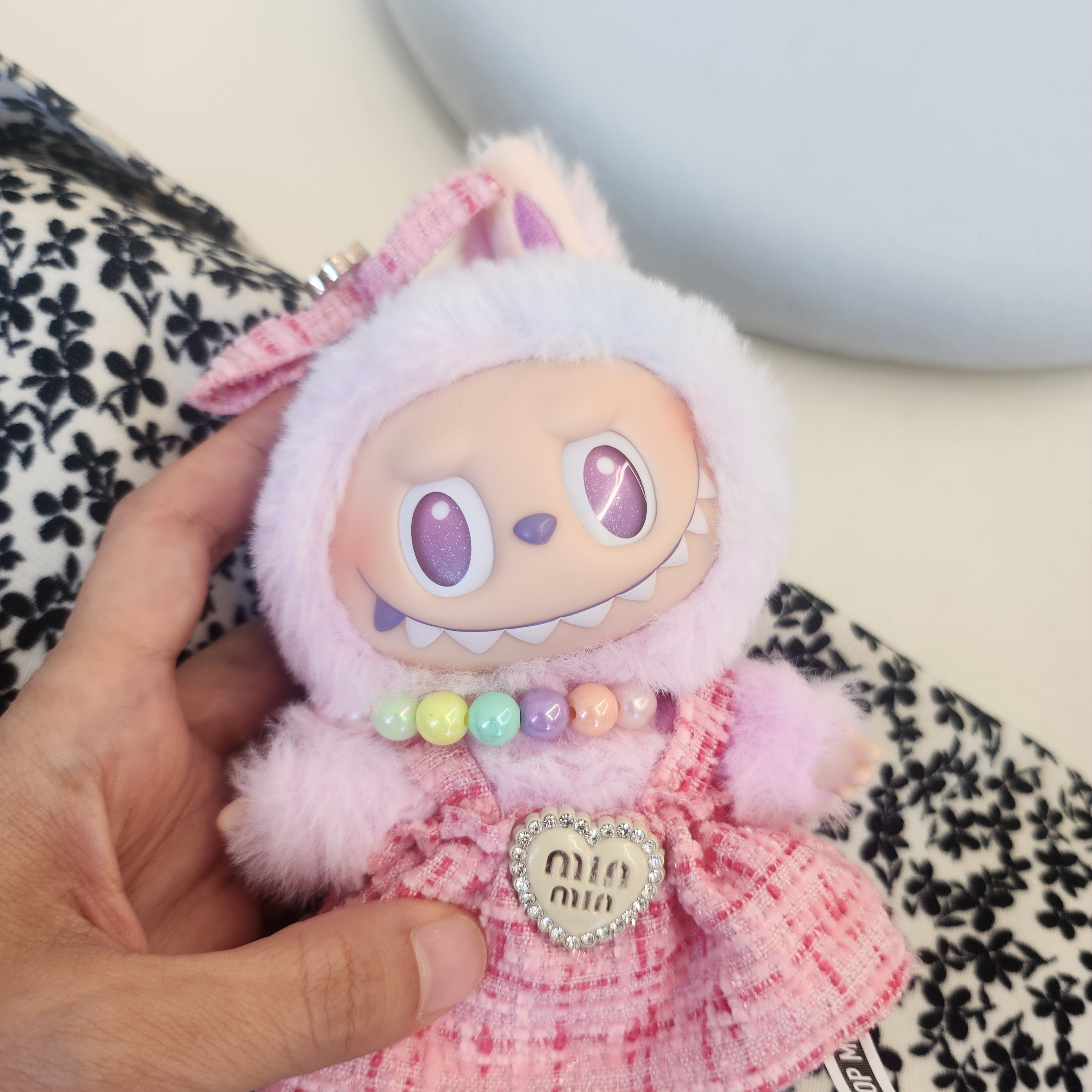 Pop Mart Labubu The Monsters Pin For Love Series Vinyl Plush Pendant (N-Z) Q (Opened Case) 착용 스타일 - 2
