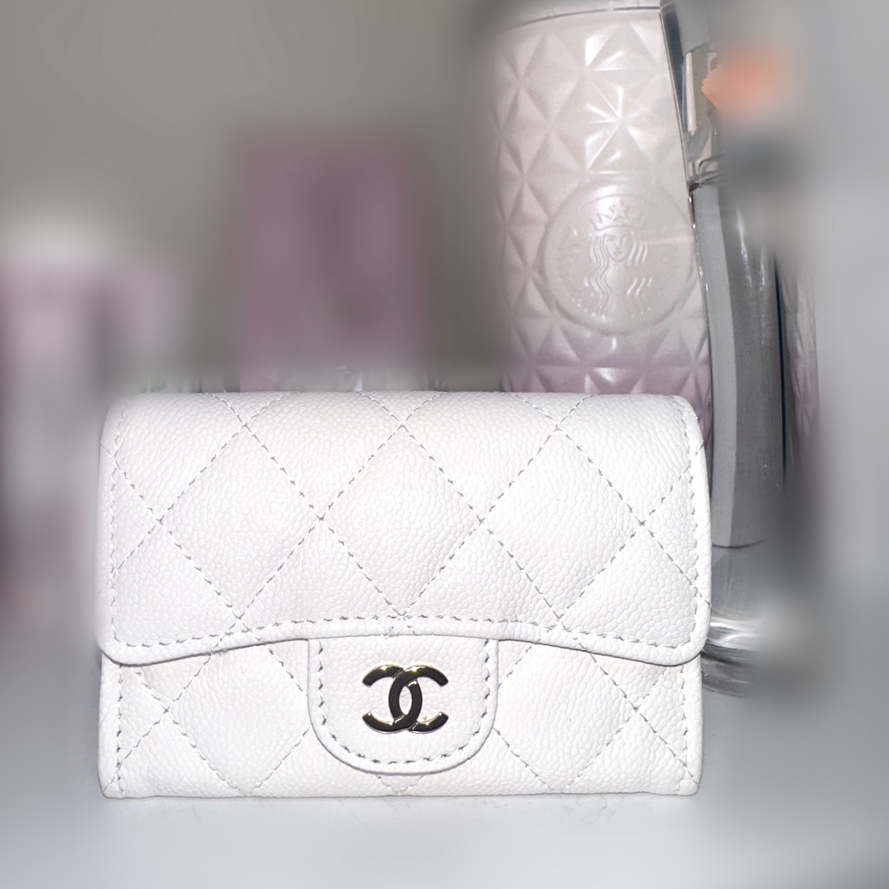 Chanel Classic Card Holder Grained Shiny Calfskin & Gold White 착용 스타일 - 1