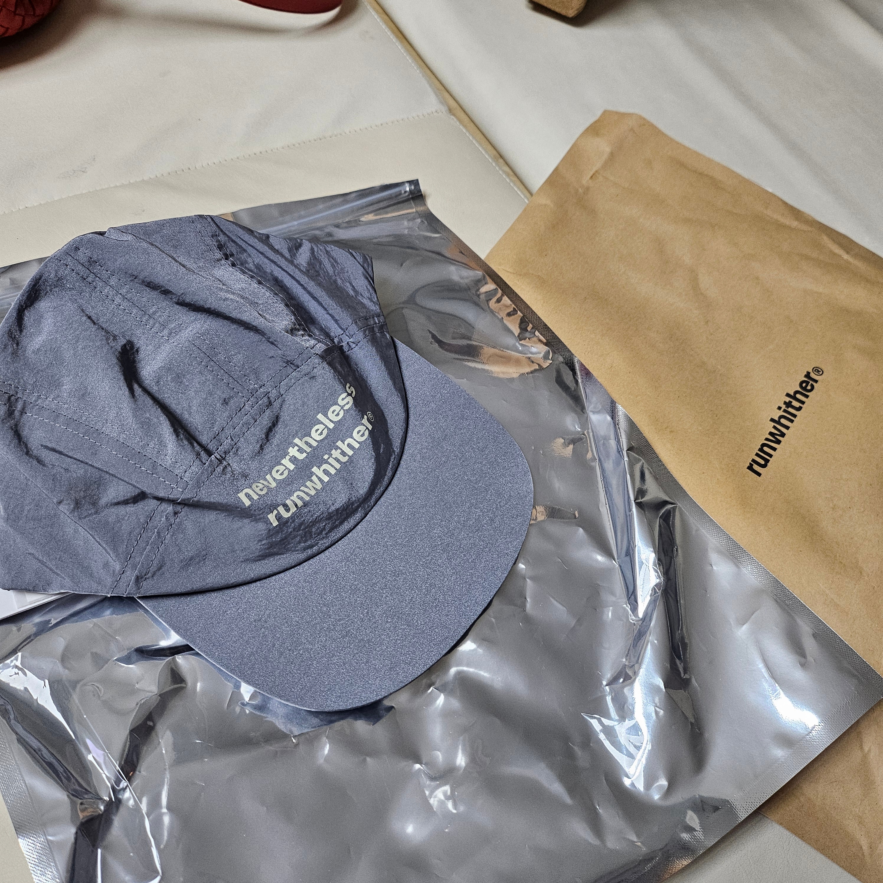 [KREAM 단독] runwhither Printing Cap Gray 착용 스타일