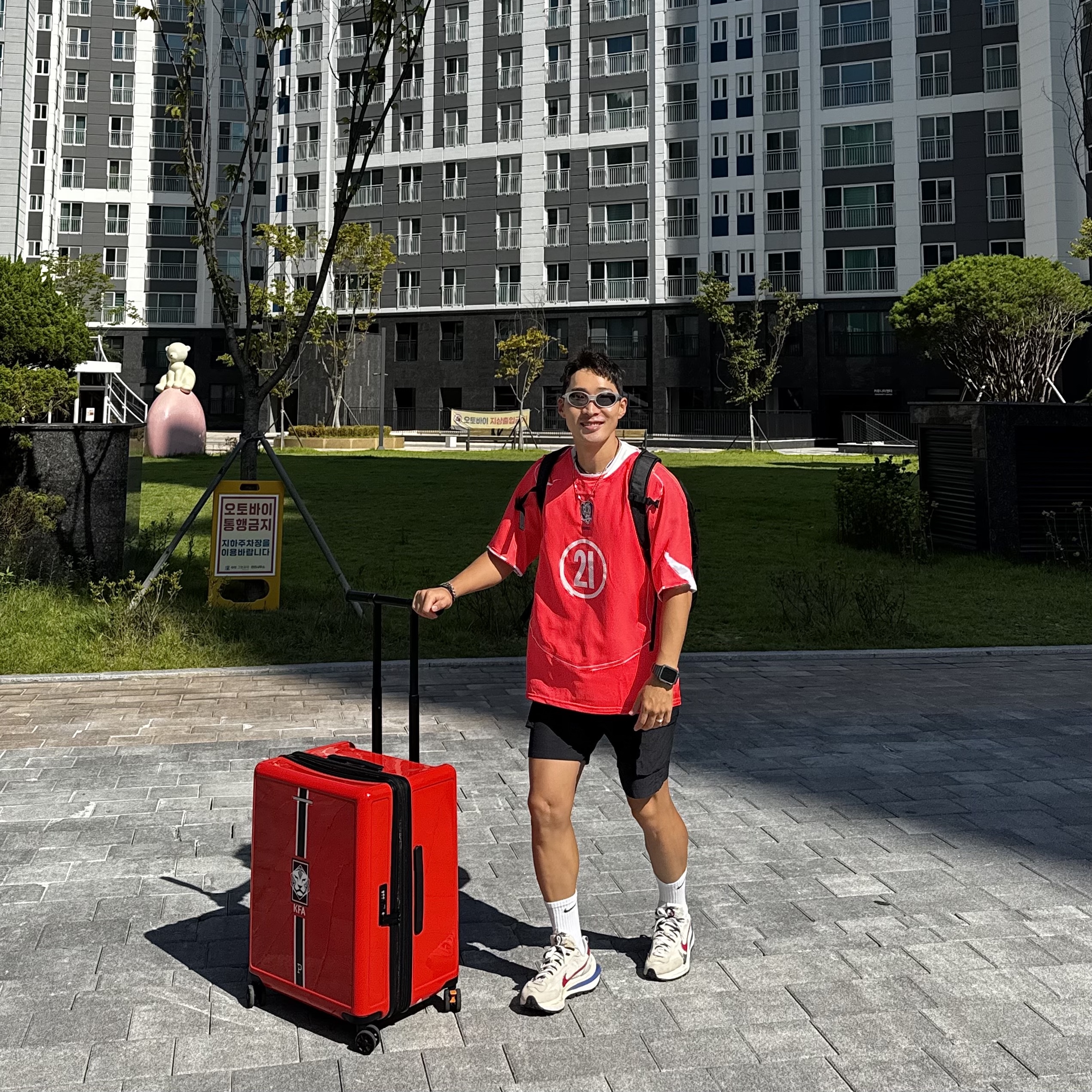Arc'teryx Mantis 26 Backpack Black, Nike x Sacai VaporWaffle Royal Fuchsia 착용 스타일