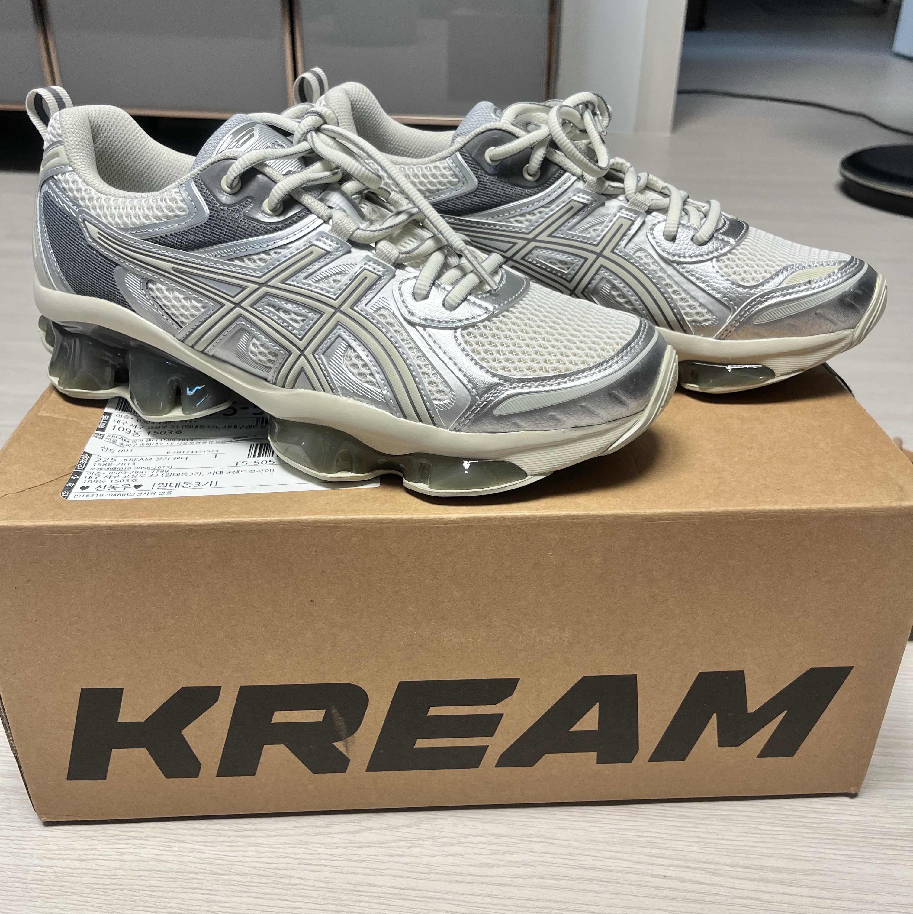 Asics Gel-Quantum Kinetic White Light Dust 착용 스타일