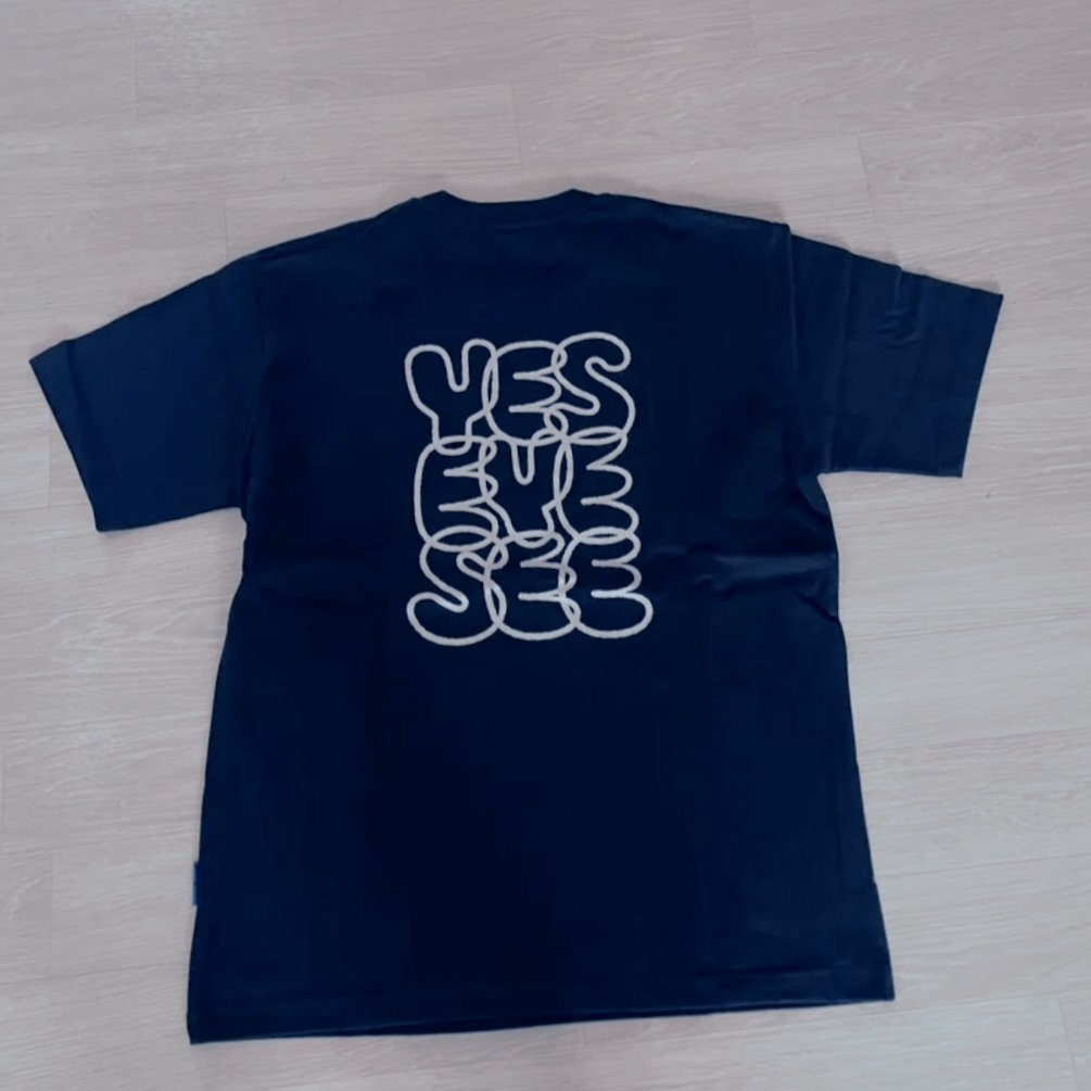 YESEYESEE C-Logo Tee Navy 착용 스타일