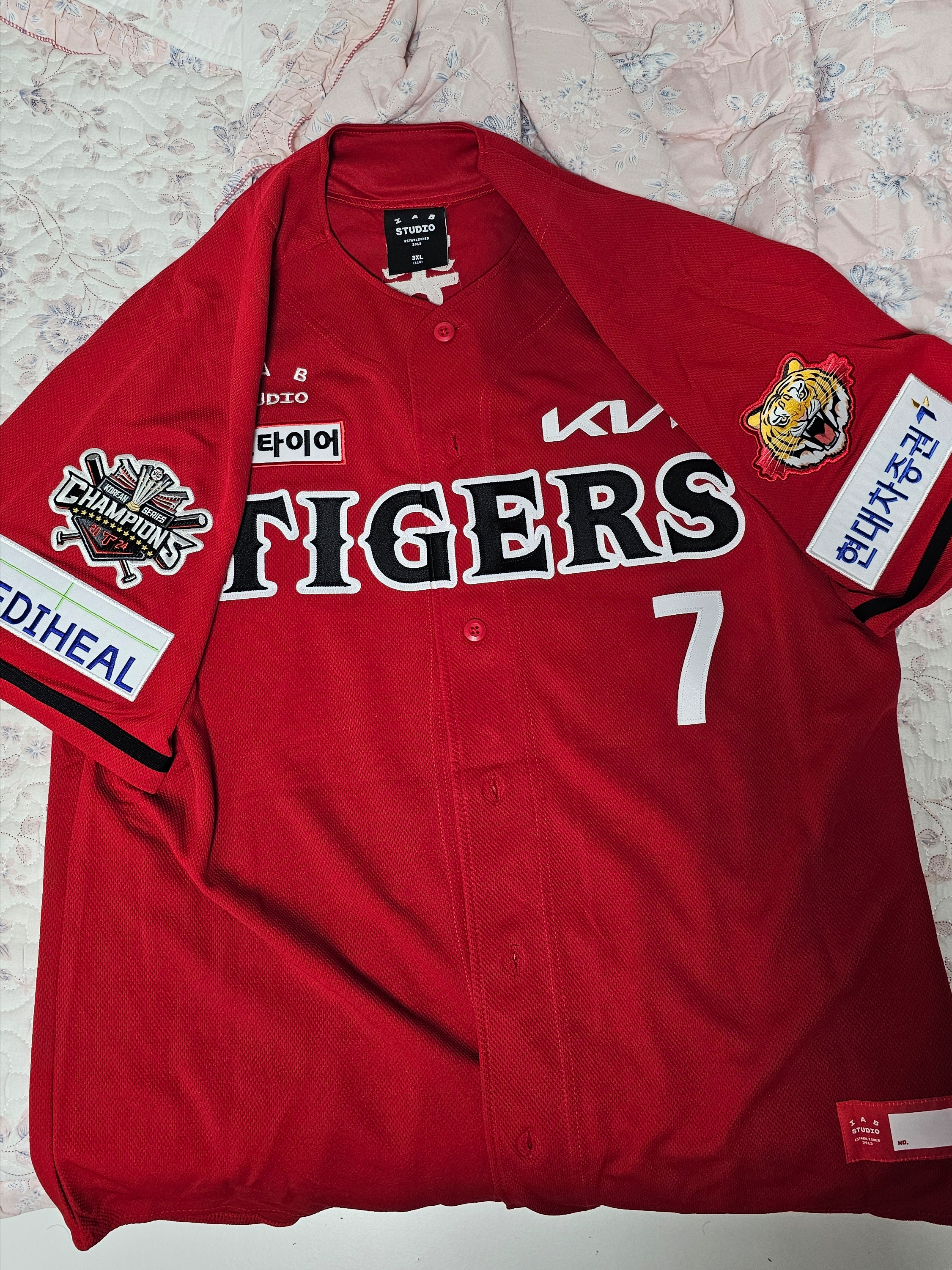 Kia Tigers x IAB Studio 25 Authentic 09 Old Uniform Red (Non Marking Ver.) 착용 스타일