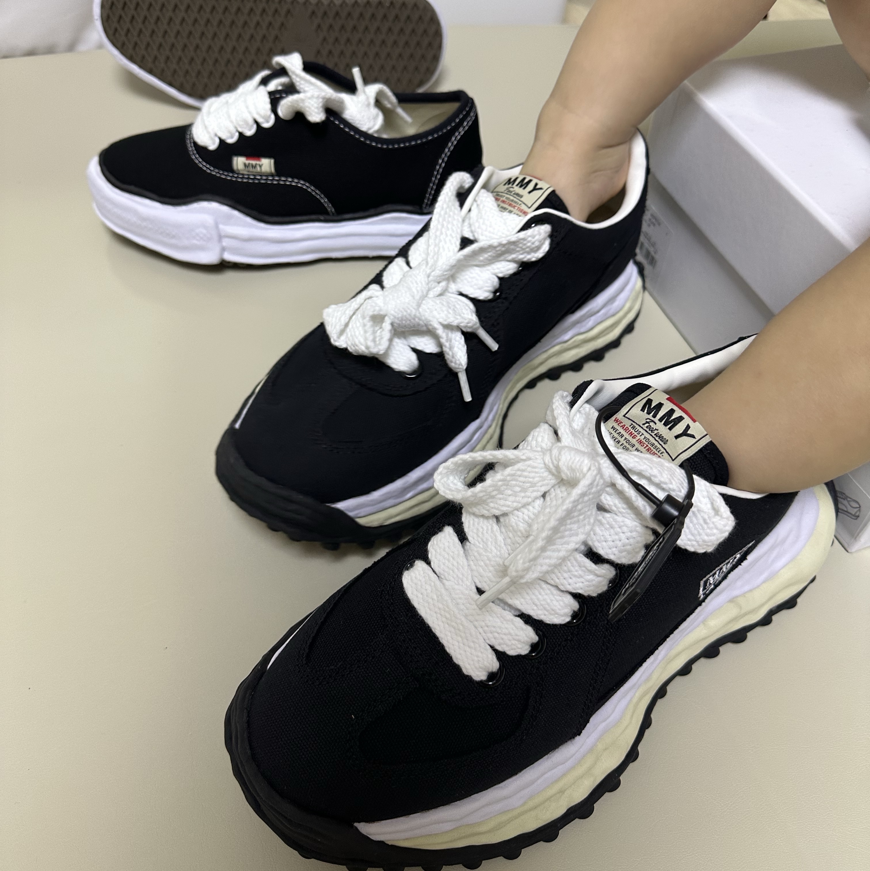 Maison Mihara Yasuhiro Larry OG Sole Canvas Low-top Sneakers Black 착용 스타일