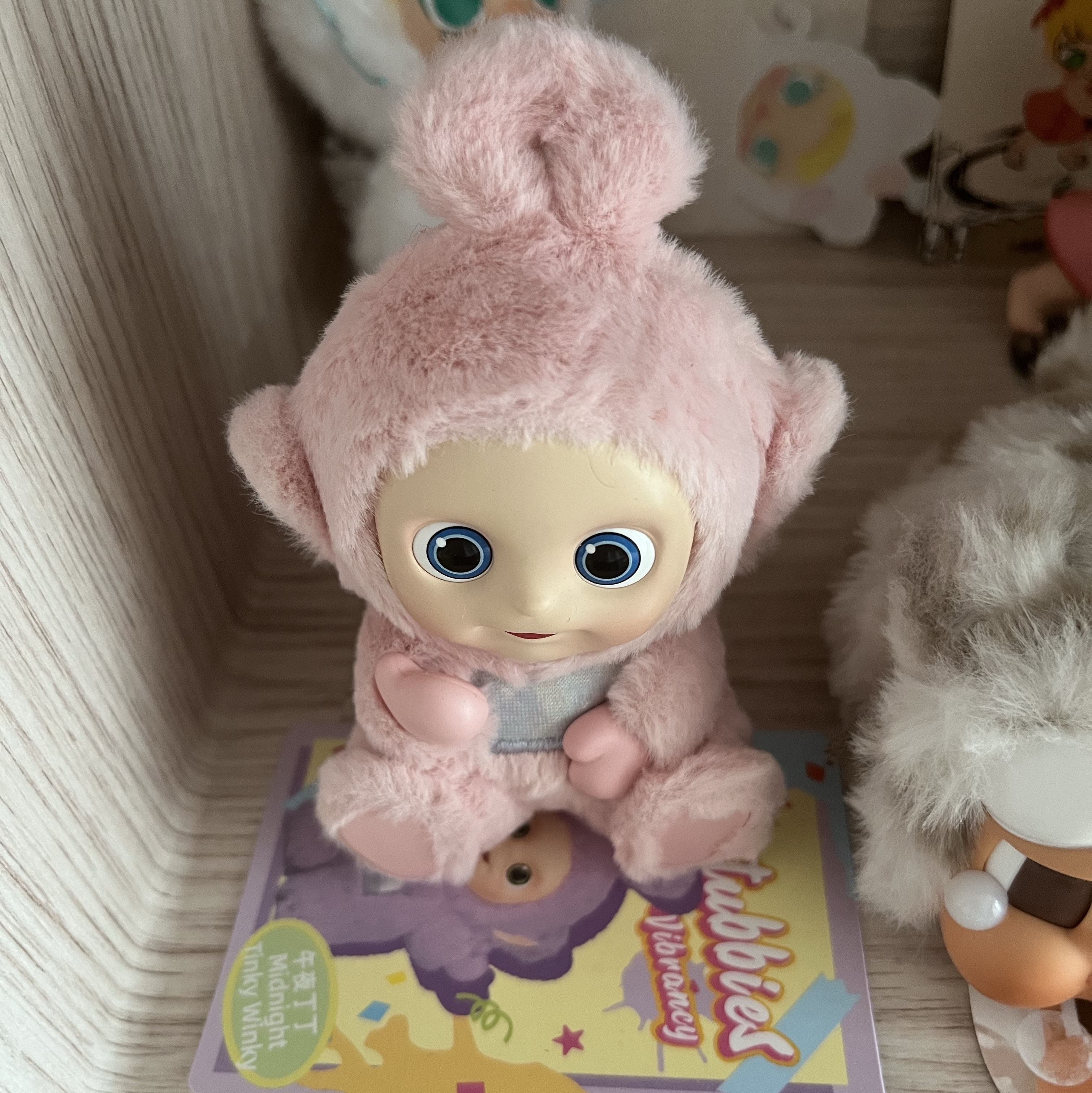 Pop Mart Teletubbies Energetic Series Peach Po (Opened Case) 착용 스타일