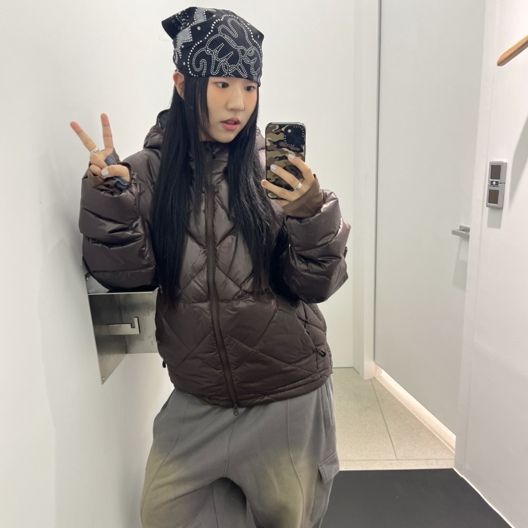 YESEYESEE Wafer Goose Down Jacket Brown, YESEYESEE C-Logo Bandana Black 착용 스타일 - 1