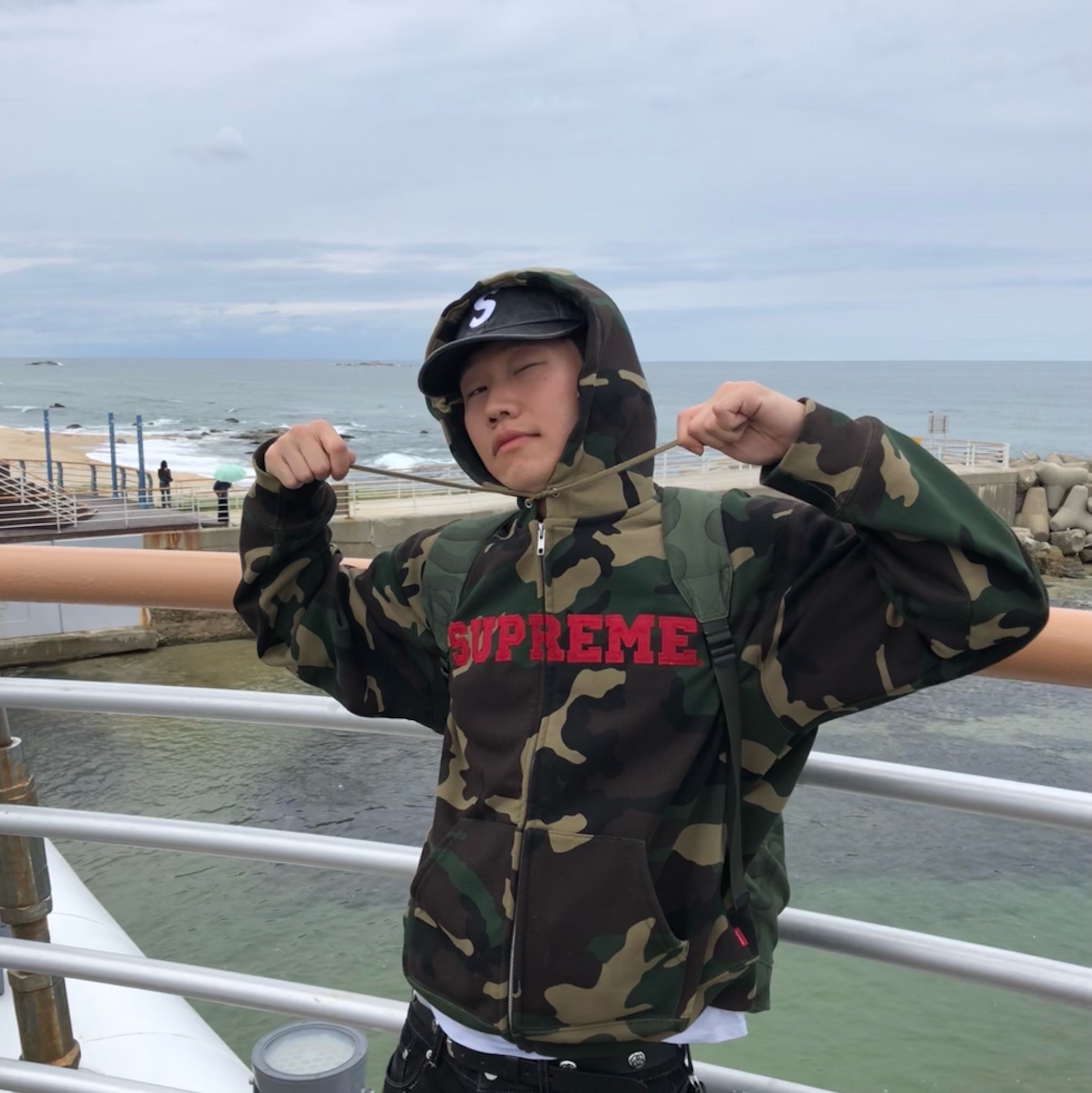 Supreme Collegiate Applique Zip Up Hooded Sweatshirt Woodland Camo - 25FW, (W) Hysteric Glamour Logo Stud Round Zip Mini Wallet Black 착용 스타일 - 2