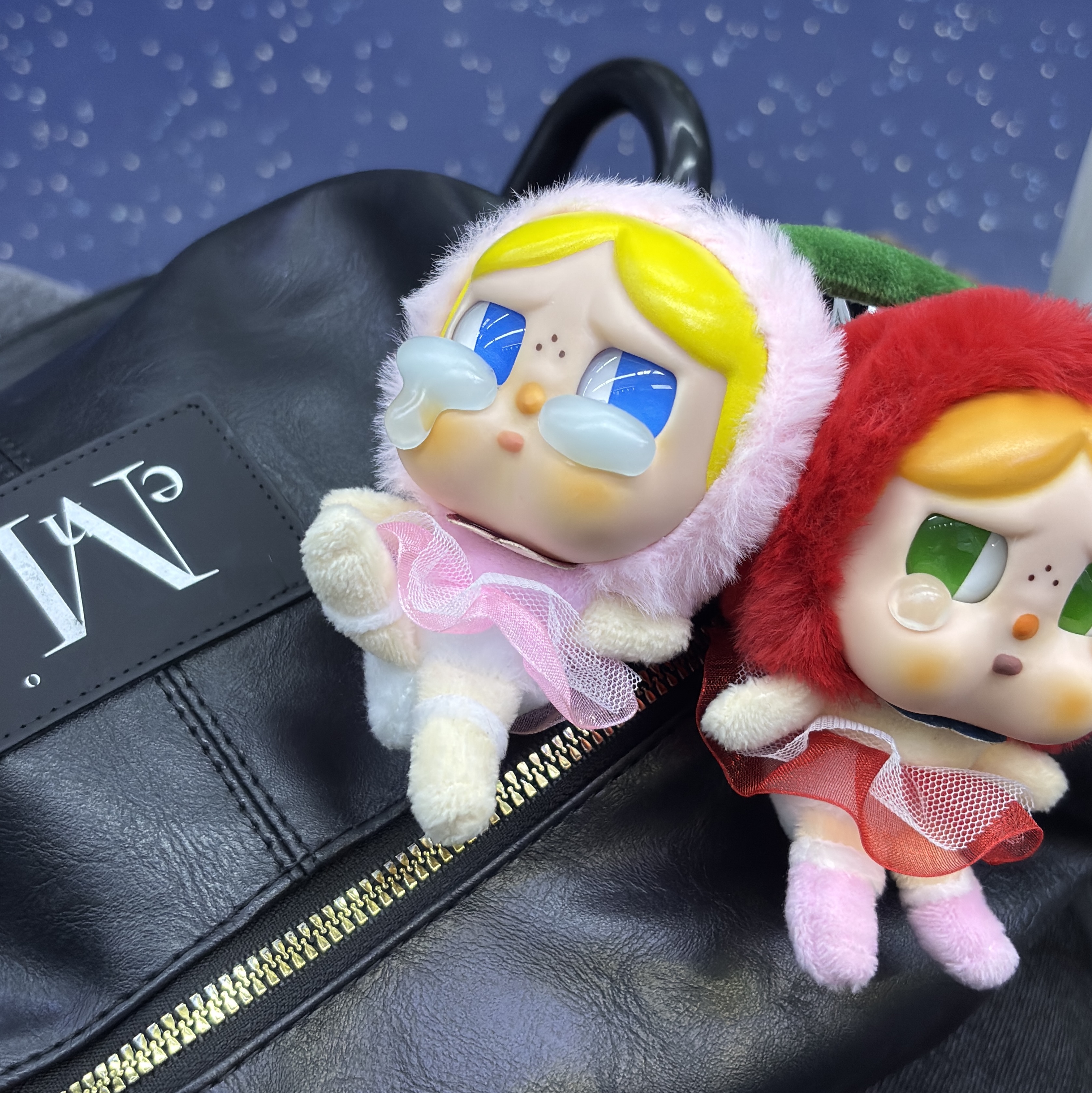 Pop Mart Crybaby Crying For Love Series Vinyl Plush, MUCENT Merin Gold Line Leather Shoulder Bag Black 착용 스타일