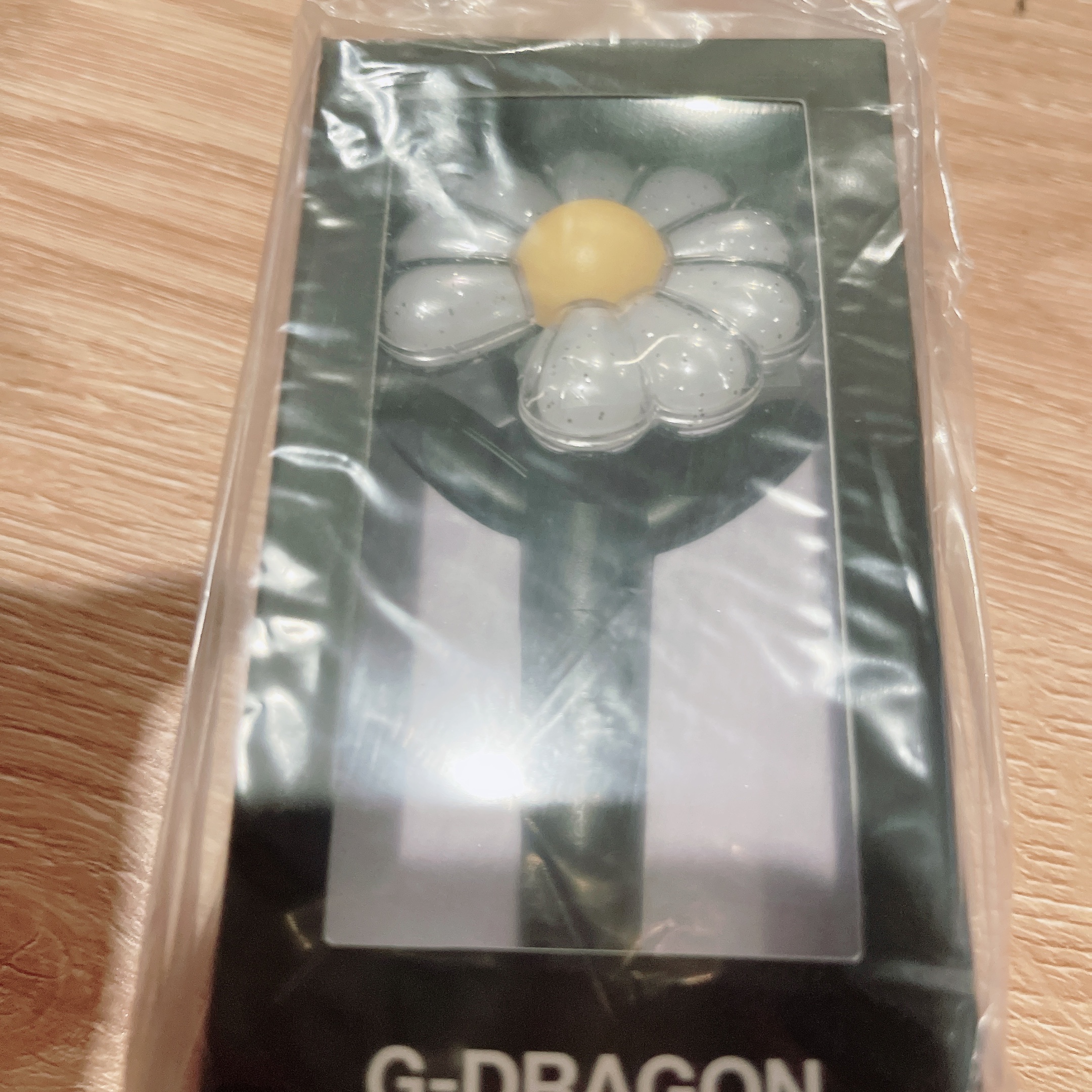 G-DRAGON Ubermensch Official Mini Light Keyring 착용 스타일 - 1