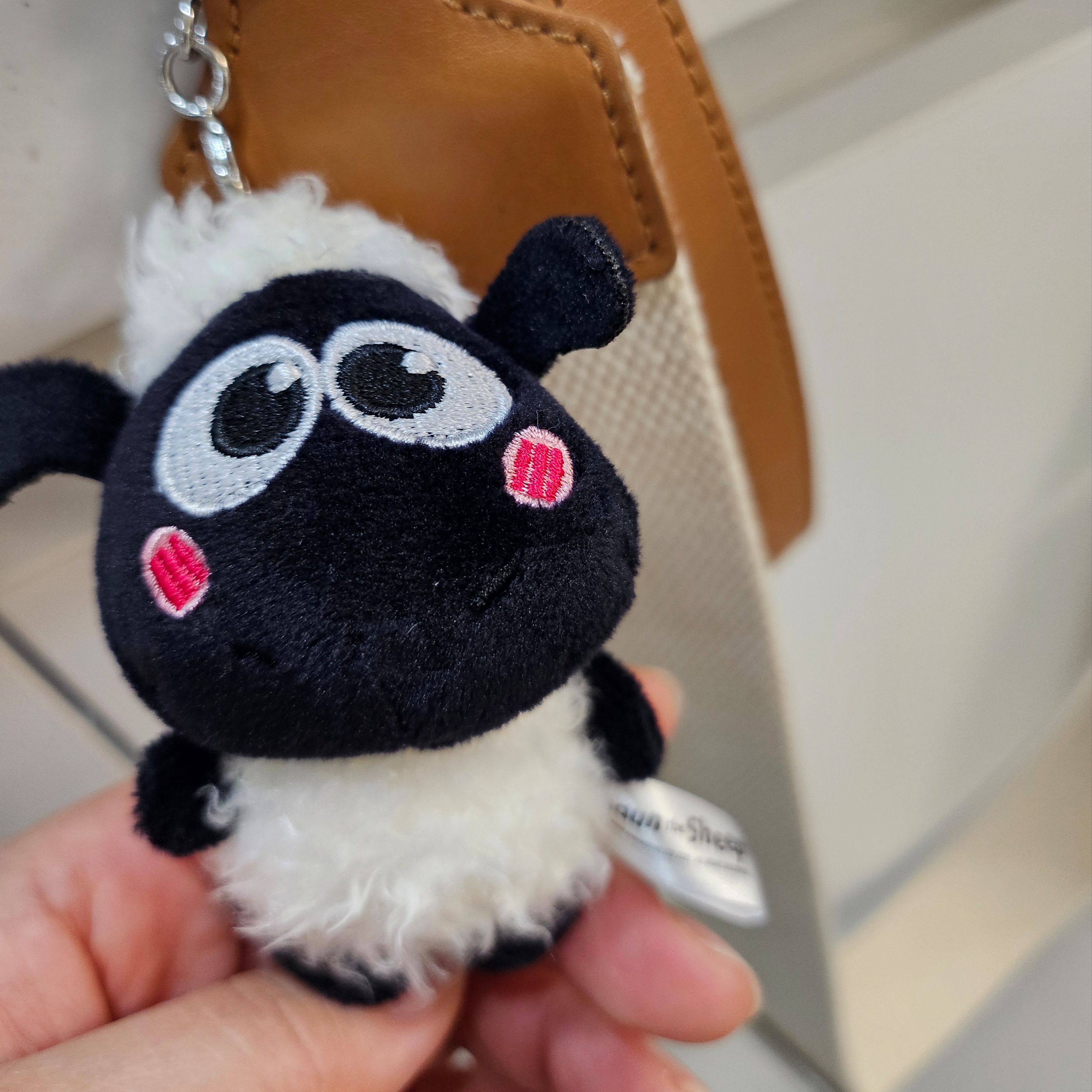 Dream C&C Baby Shaun The Sheep Keyring Plush Black 8cm 착용 스타일