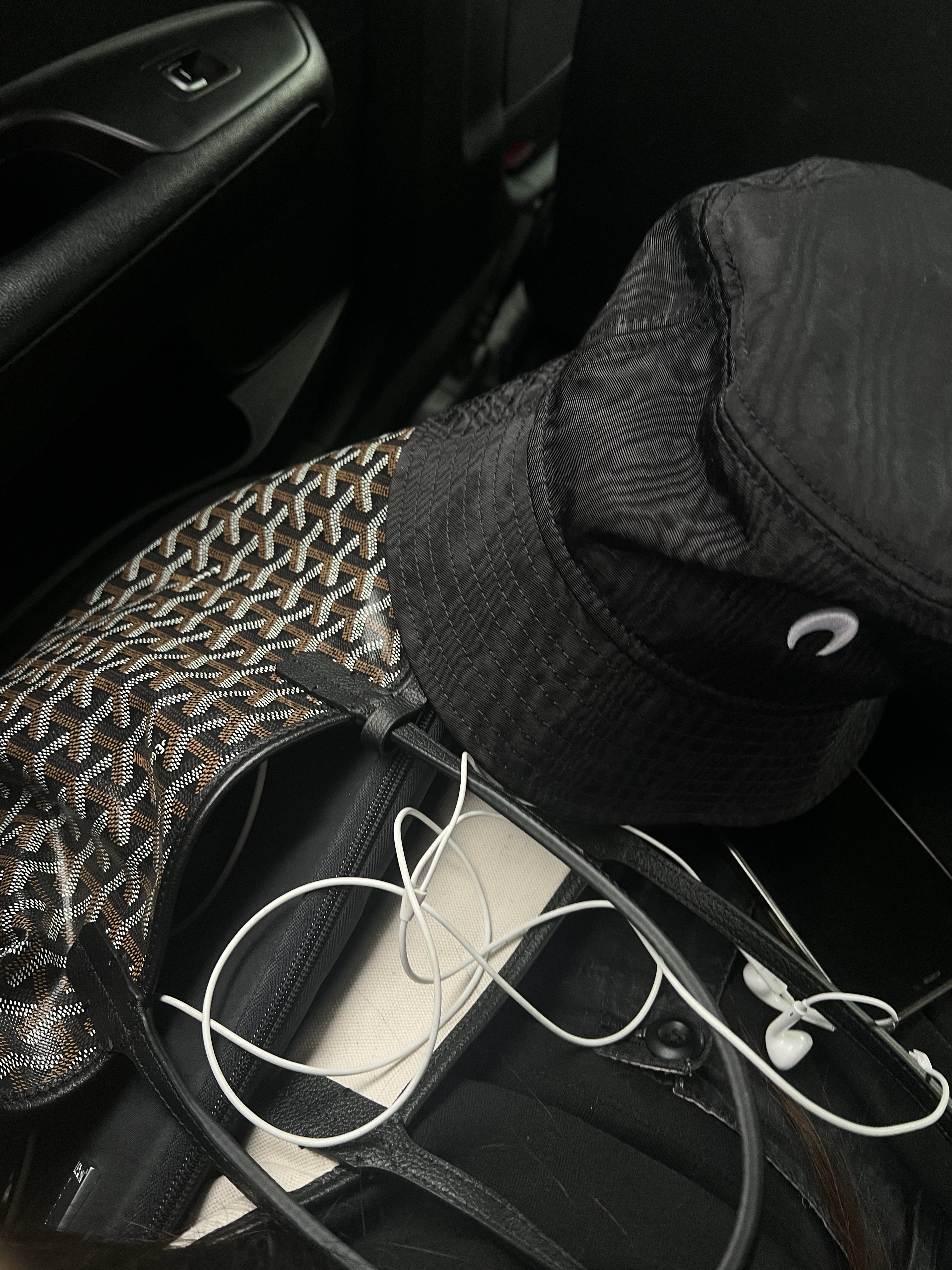 Goyard Saint Louis PM Bag Black, Marine Serre Canvas Bucket Hat Black 착용 스타일 - 1