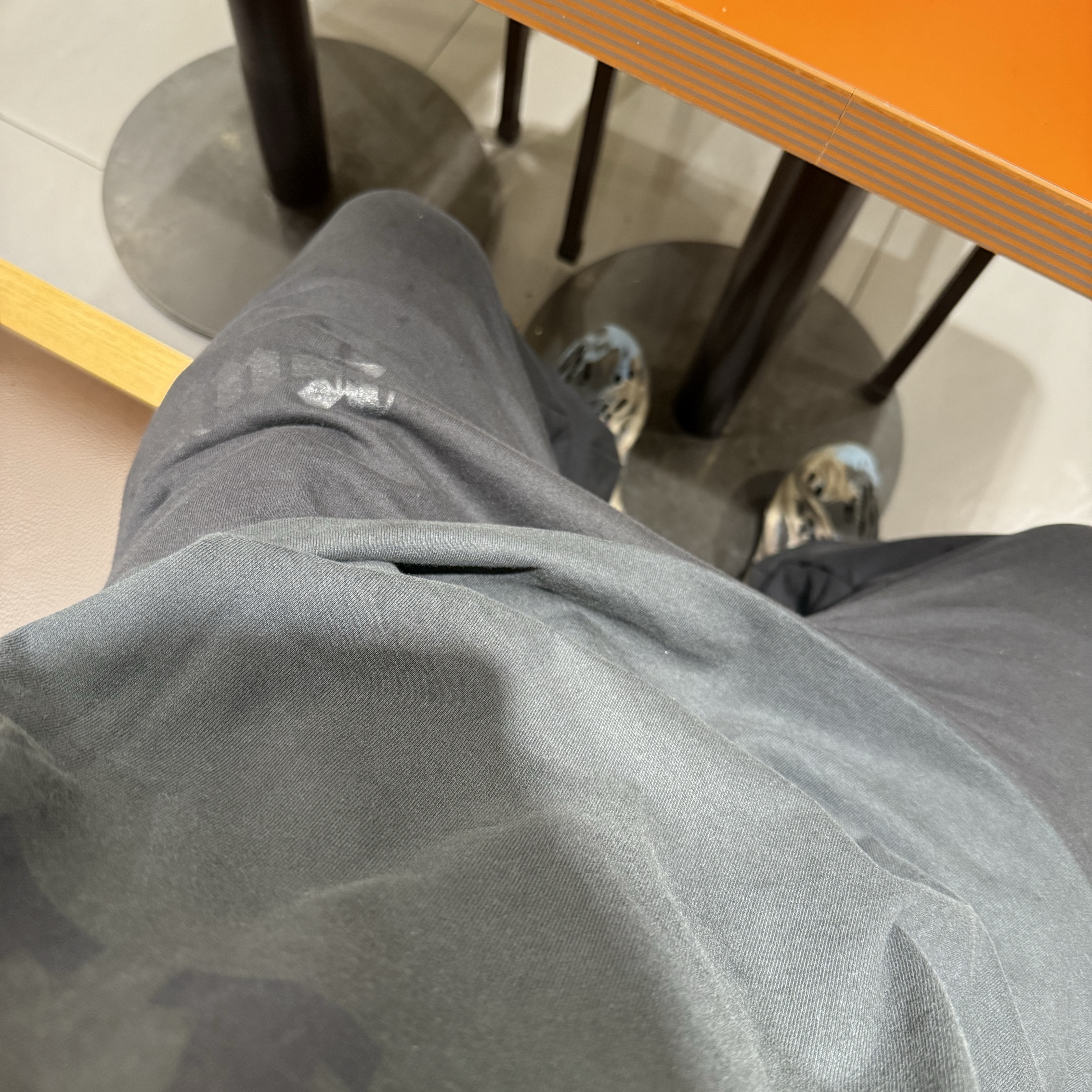Yeezy Gap Engineered By Balenciaga Dove No Seam T-Shirt Black, Yeezy Bully SP-06 Sweatpants Black 착용 스타일