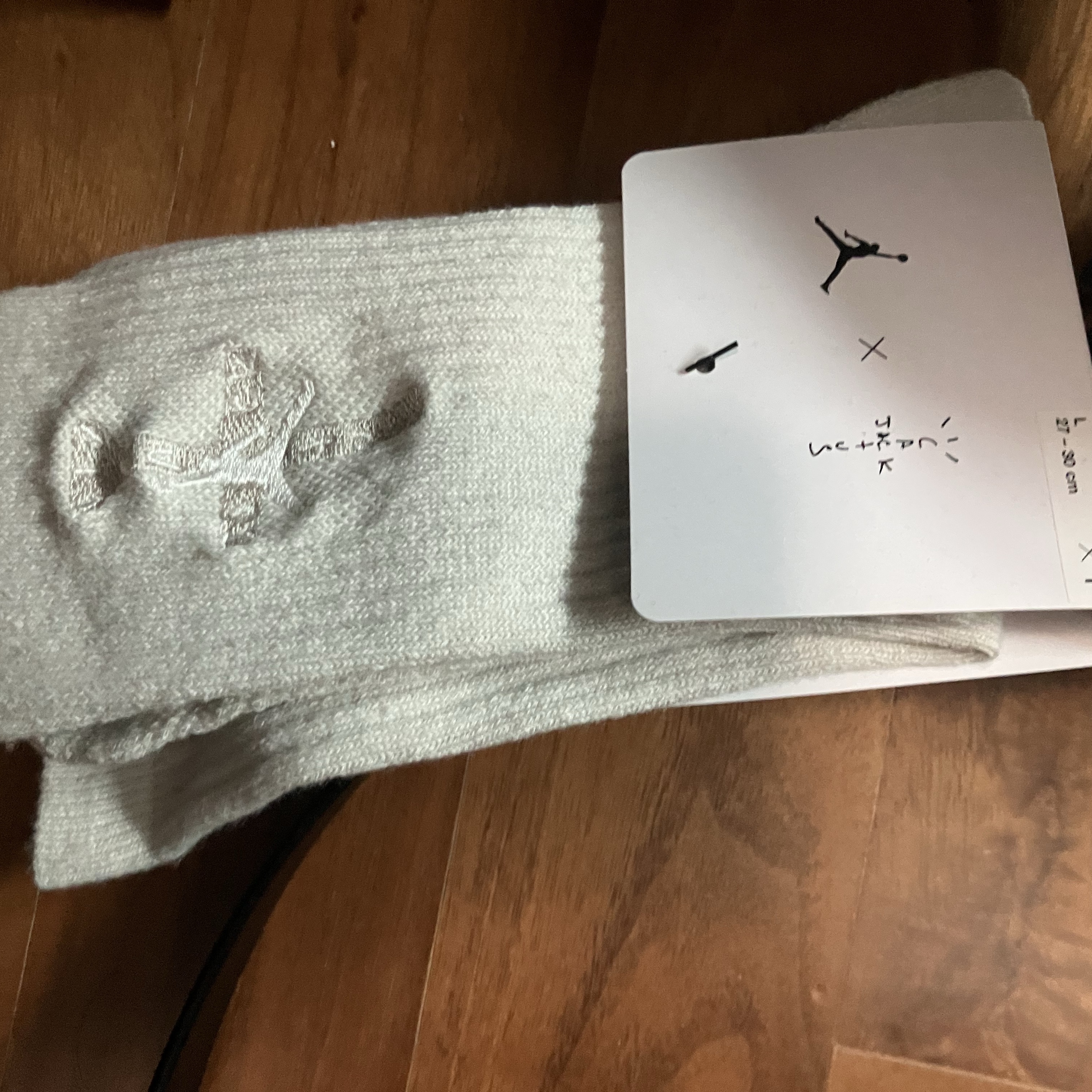 Jordan x Travis Scott Cushioned Crew Socks Light Bone 착용 스타일