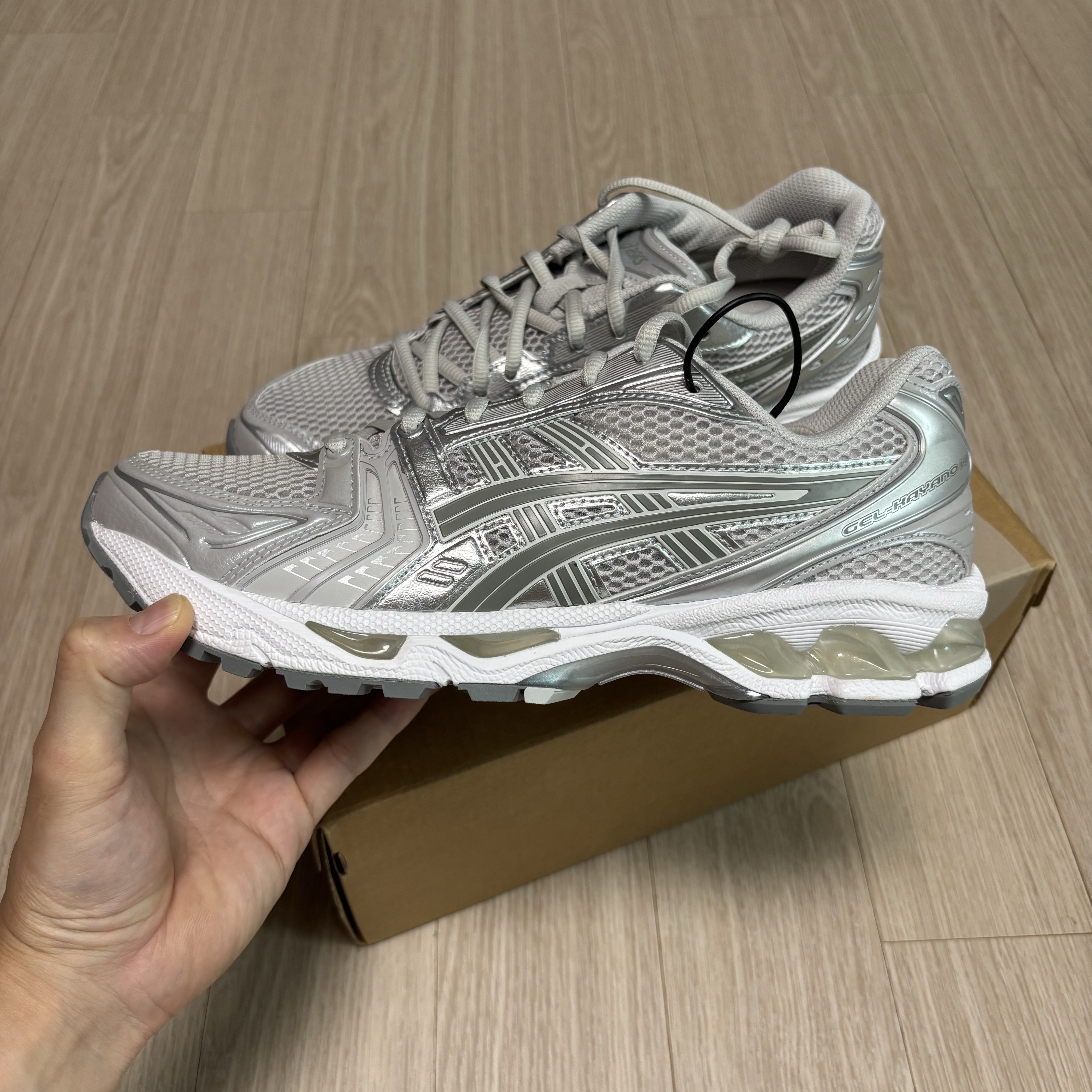 (W) Asics Gel-Kayano 14 Cloud Grey Clay Grey 착용 스타일 - 3