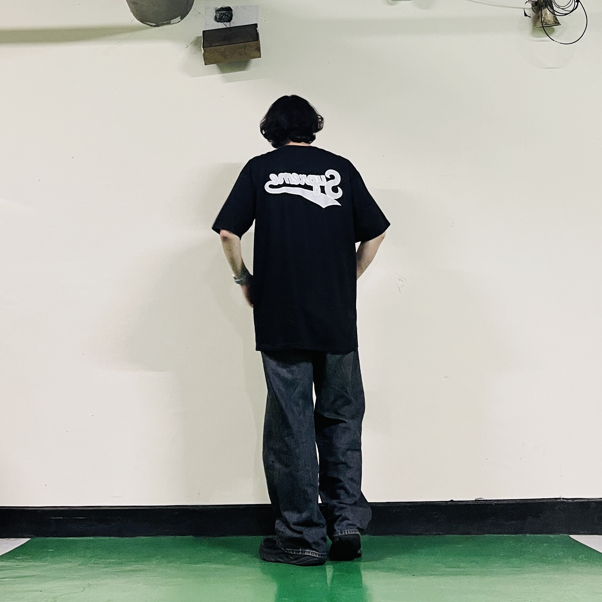 Supreme Backwards T-Shirt Black - 24SS, Hoka Bondi 7 Black 착용 스타일 - 3