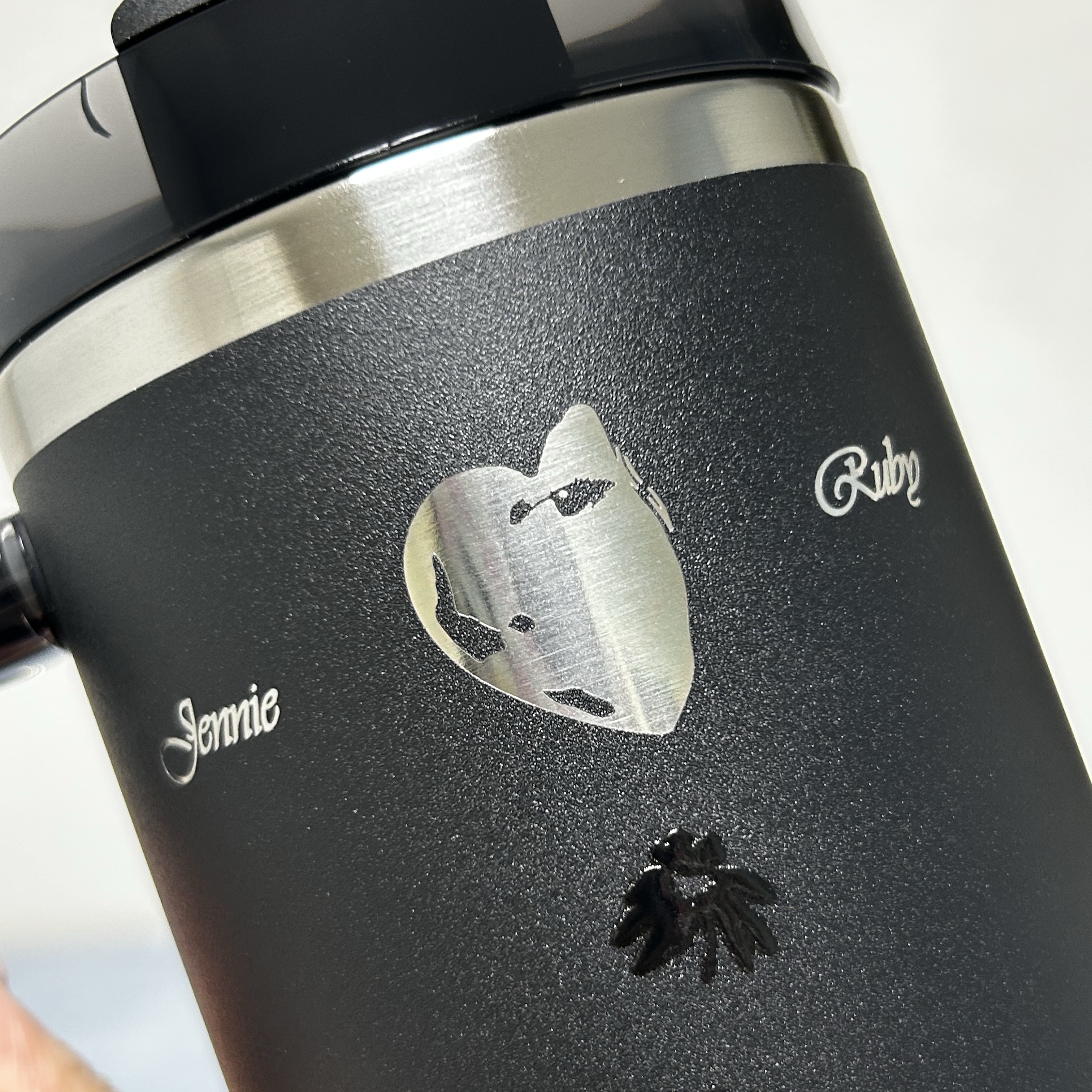 Stanley x Jennie 1913 Quencher Luxe Tumbler 887ml Midnight Ruby 착용 스타일 - 3