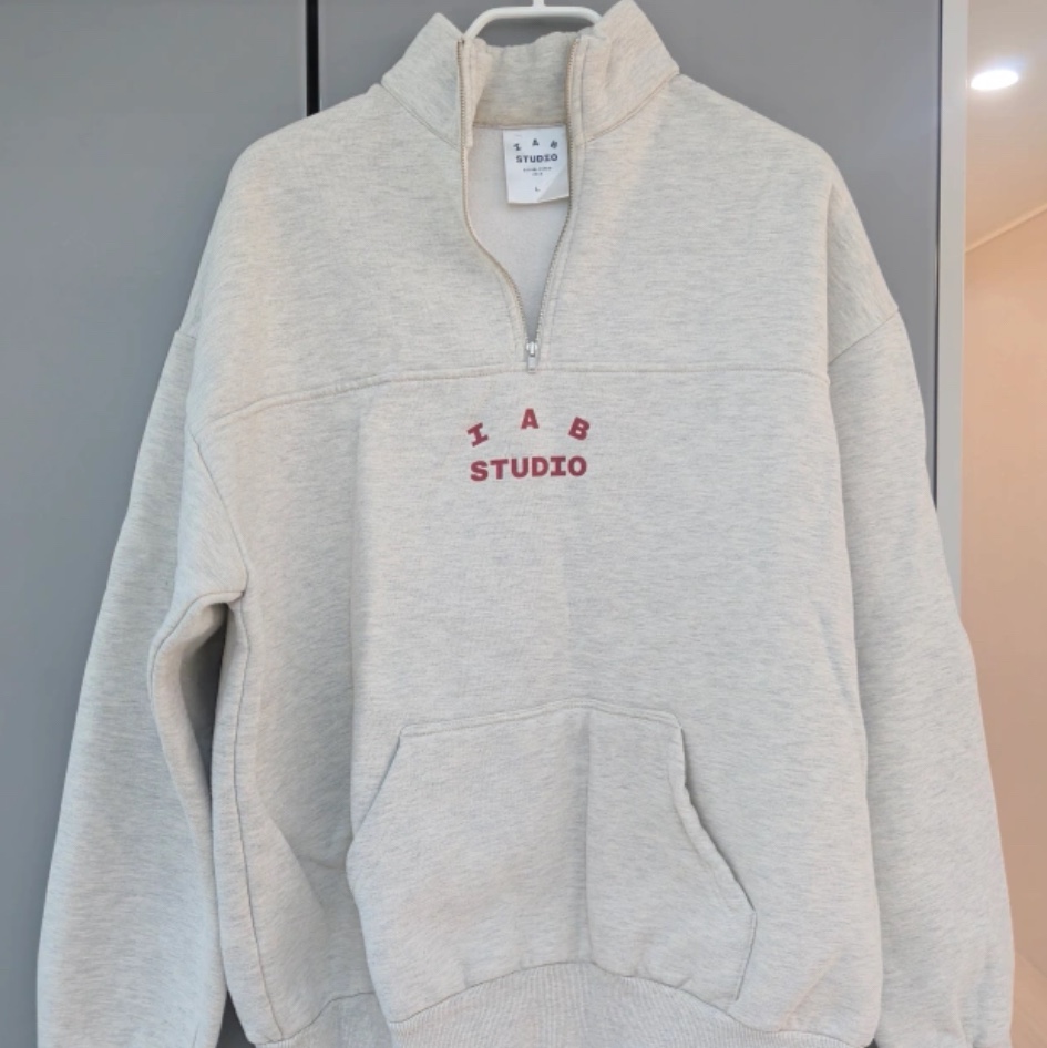 IAB Studio Half Zip-Up Oatmeal Burgundy 착용 스타일