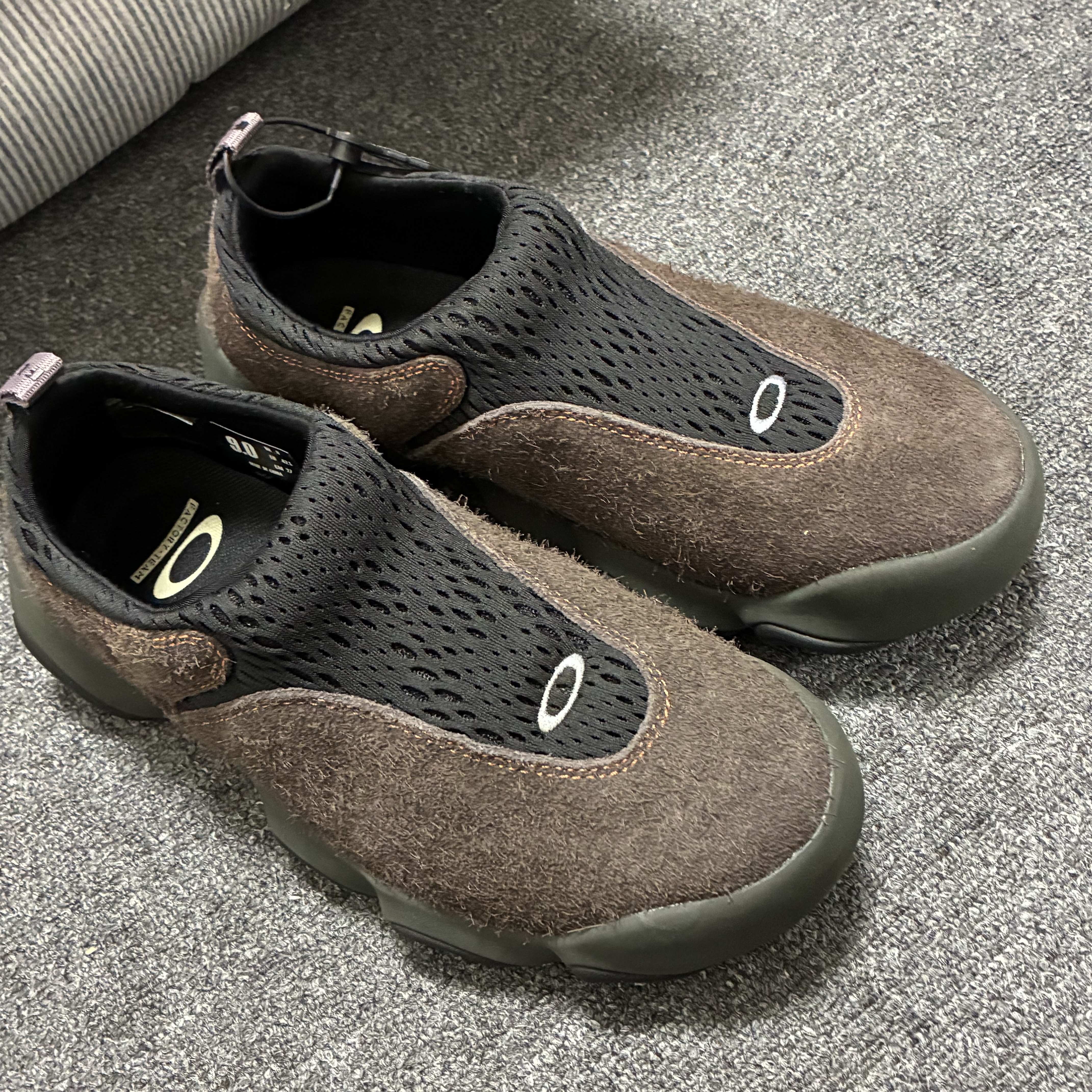 Oakley Factory Team x Brain Dead Suede Flesh Java 착용 스타일 - 3