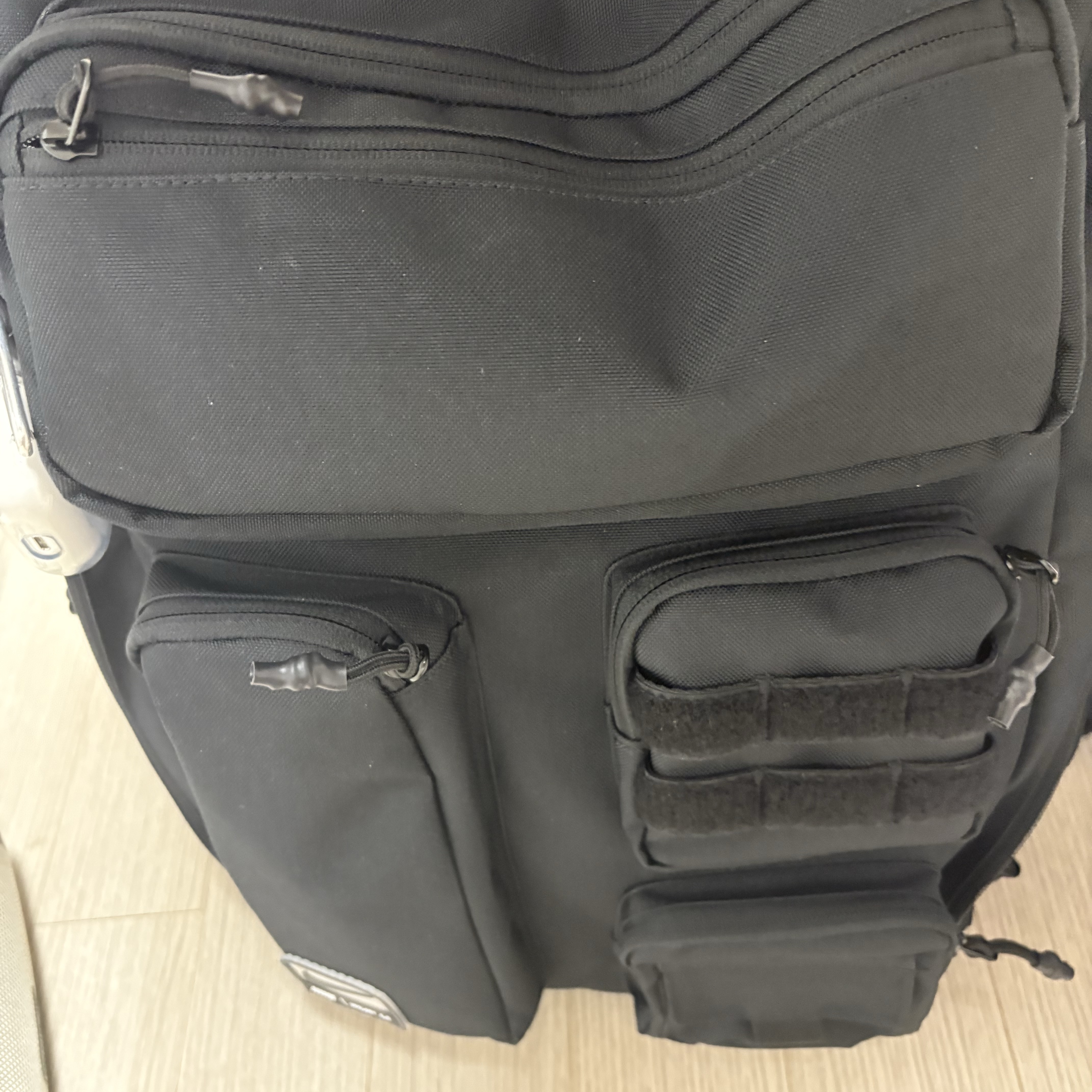 Nike Utility Elite Backpack 37L Black White 착용 스타일 - 2