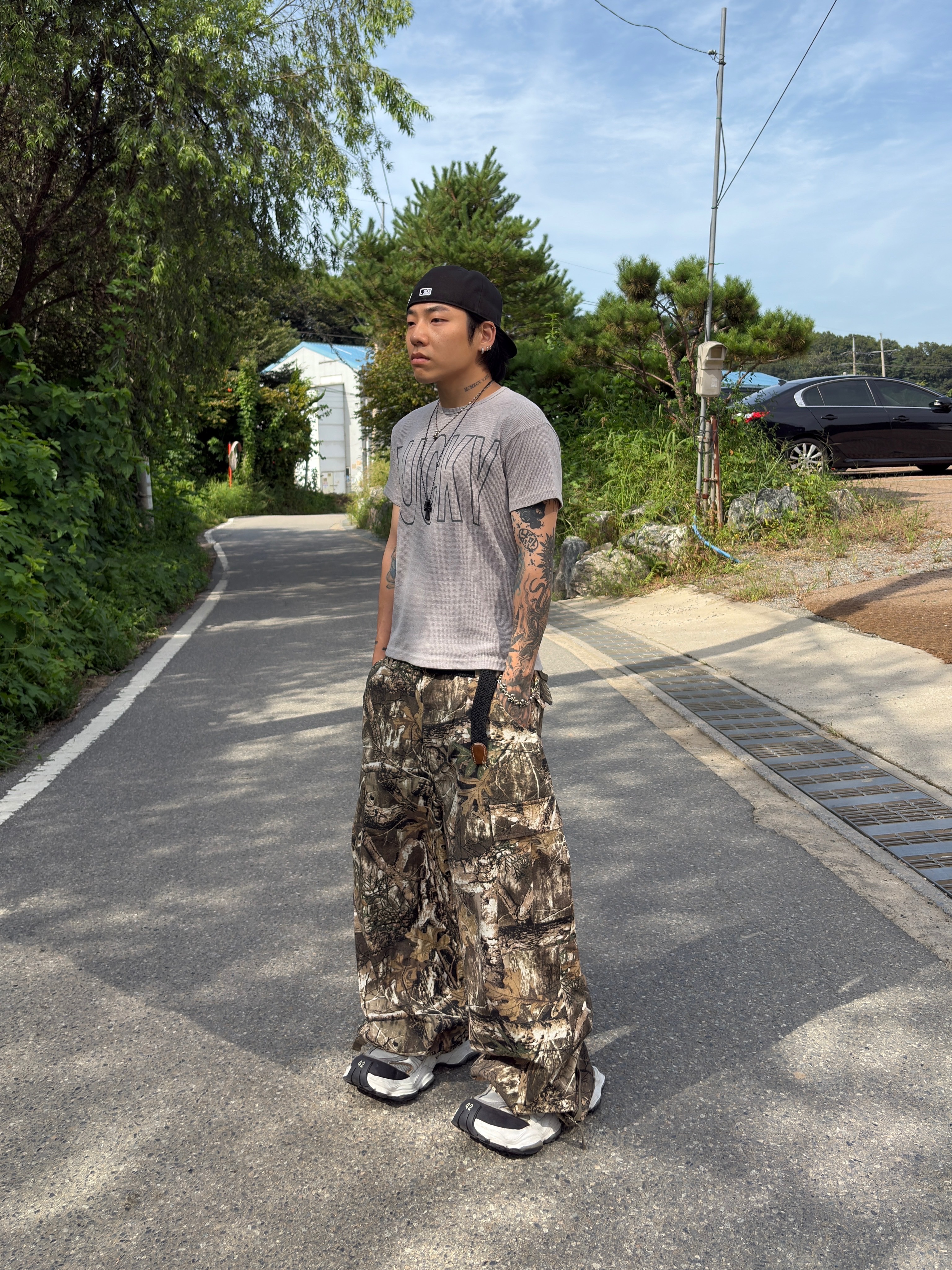 Balenciaga Cargo Sneakers White Grey 착용 스타일 - 6