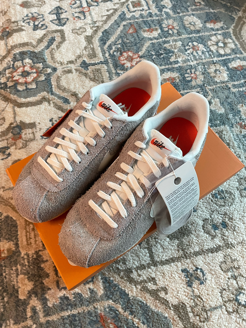 Nike Cortez SE Suede College Grey Dark Team Red 착용 스타일 - 6
