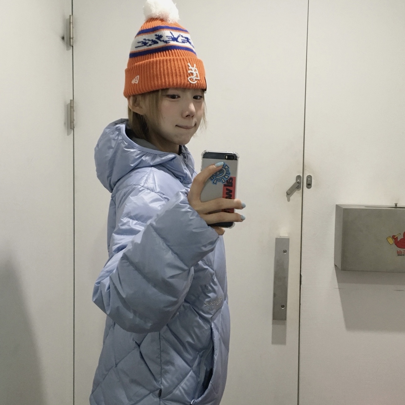 YESEYESEE Wafer Goose Down Jacket Misty Blue, YESEYESEE Staff Trek Pants Black 착용 스타일 - 2