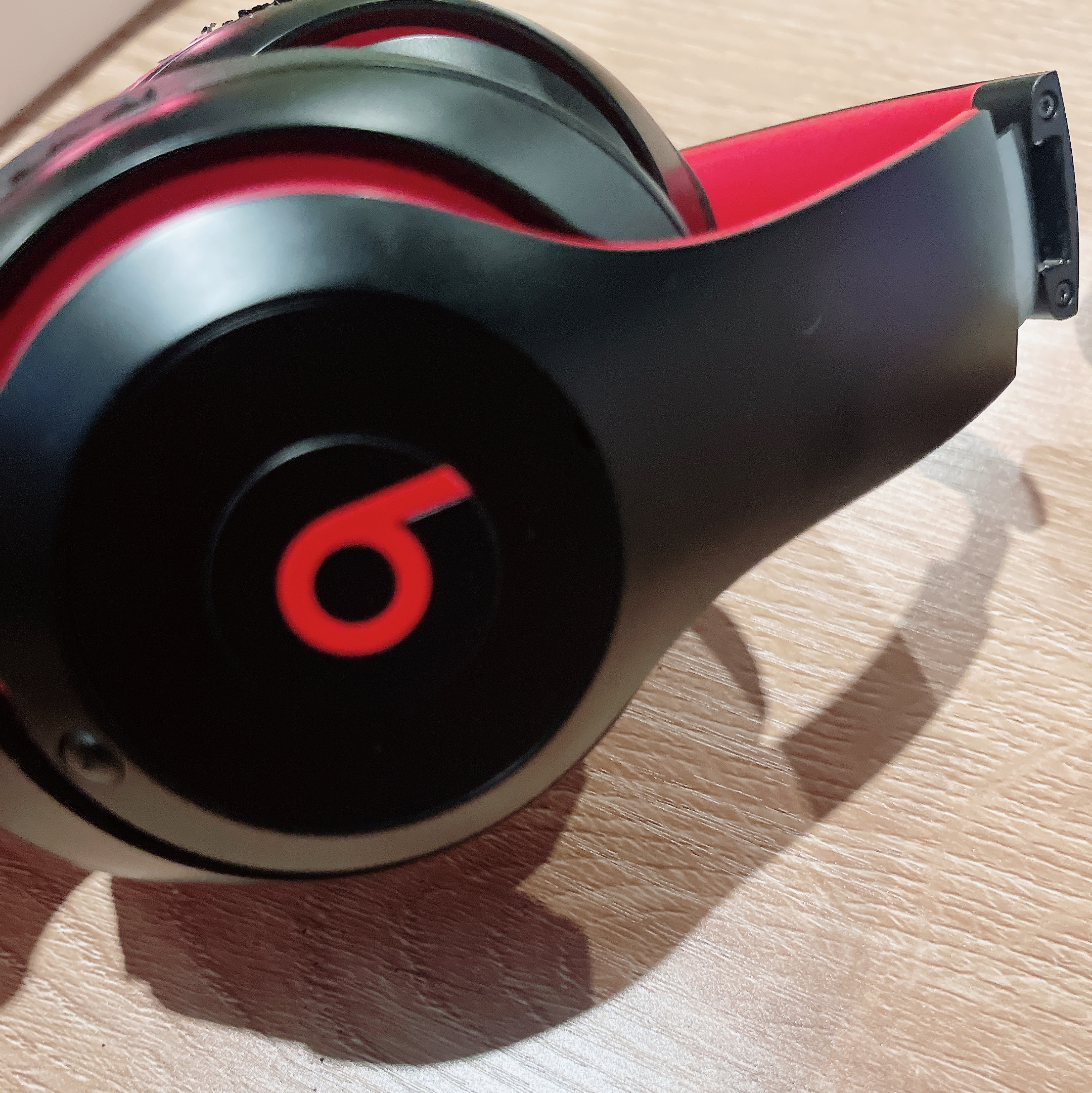 Beats Studio 3 Wireless Over Ear Headphone Black Red (Korean Ver.) 착용 스타일