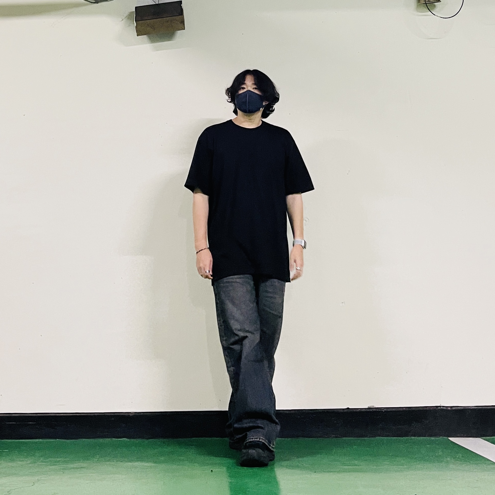 Supreme Backwards T-Shirt Black - 24SS, Hoka Bondi 7 Black 착용 스타일 - 1