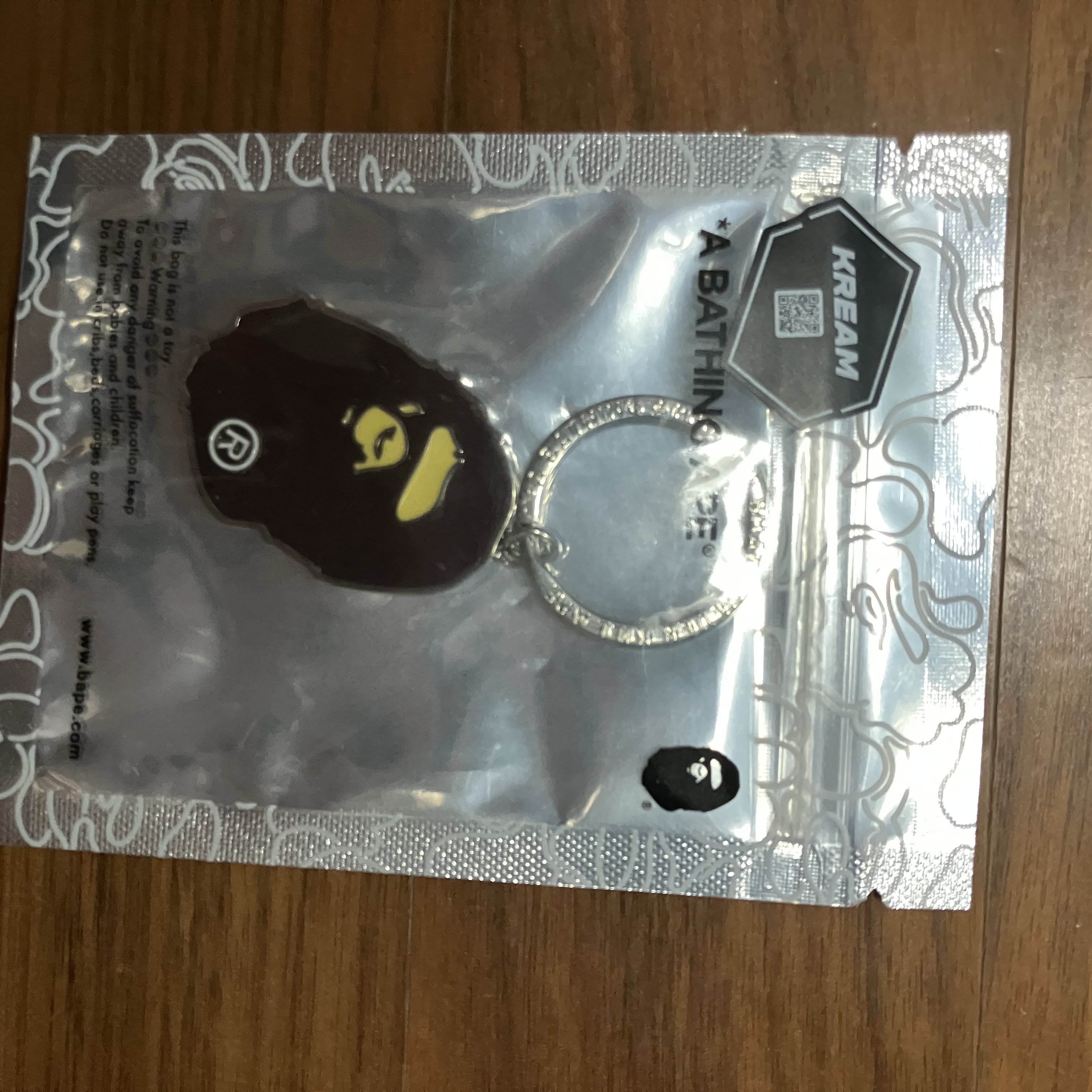 BAPE Ape Head Metal Keychain Brown 착용 스타일
