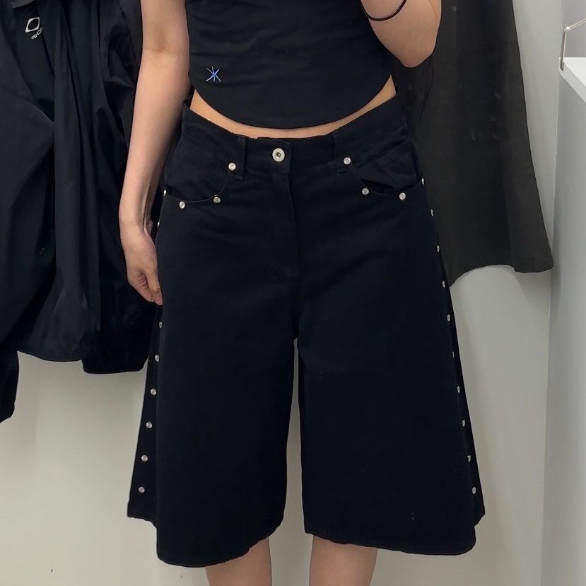AEAE Stud Shorts Black 착용 스타일