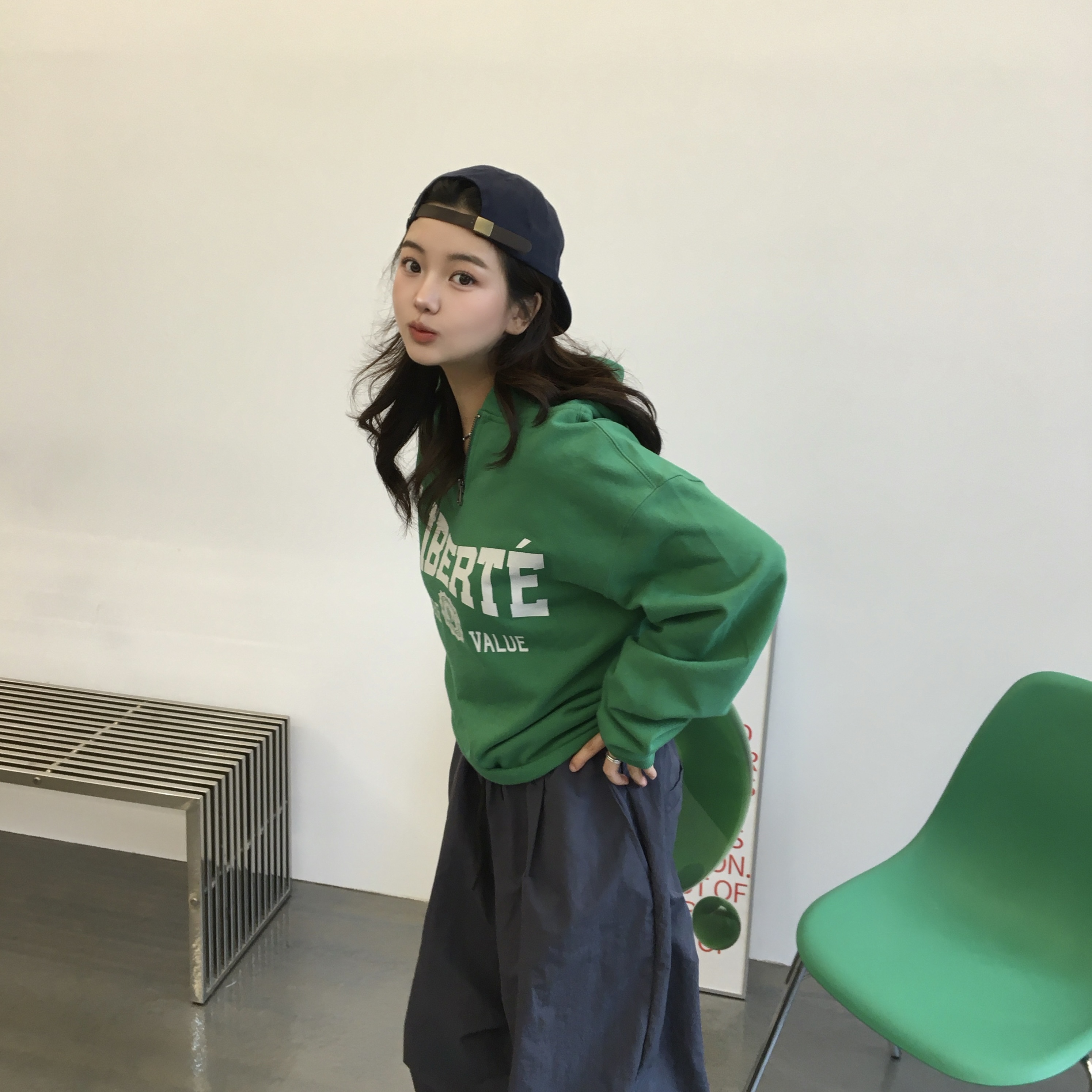 AMOU Liberte Zip Up Hoodie Green, AMOU Liberte Zip Up Hoodie Cream Melange 착용 스타일 - 3