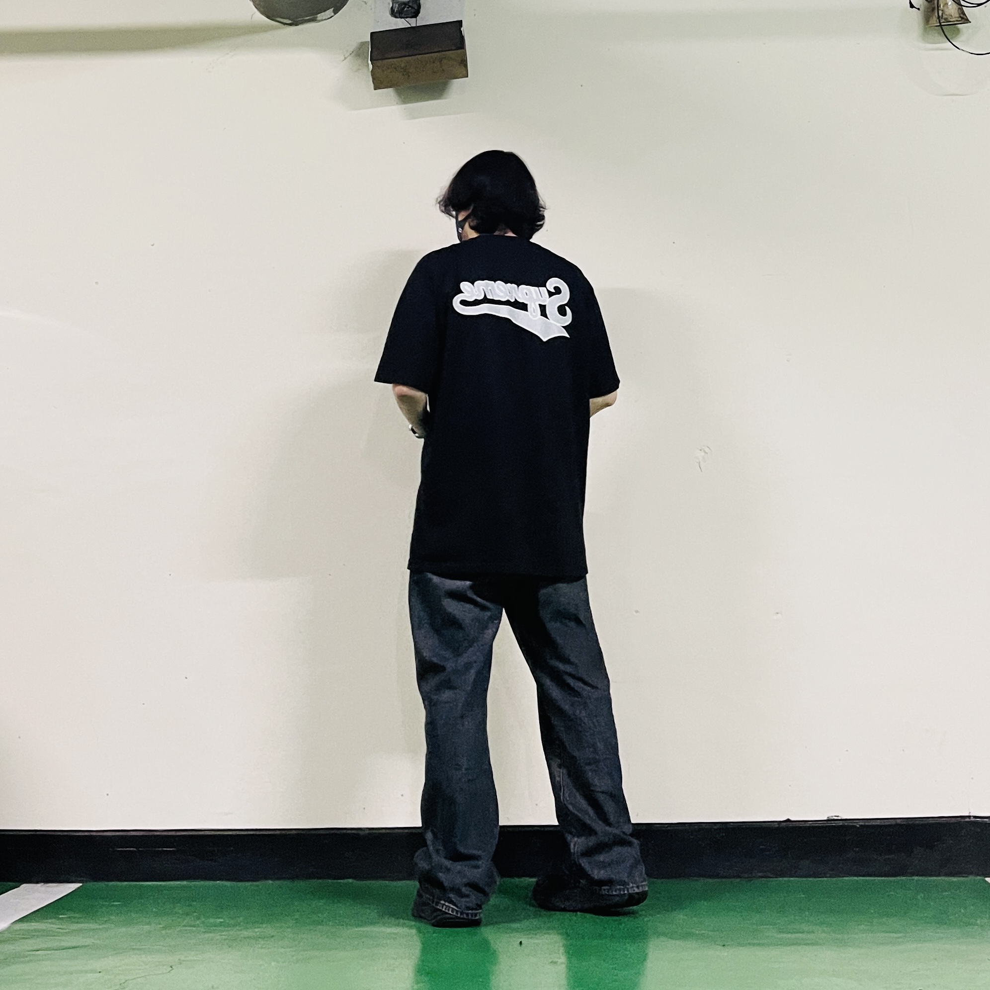 Supreme Backwards T-Shirt Black - 24SS, Hoka Bondi 7 Black 착용 스타일 - 7