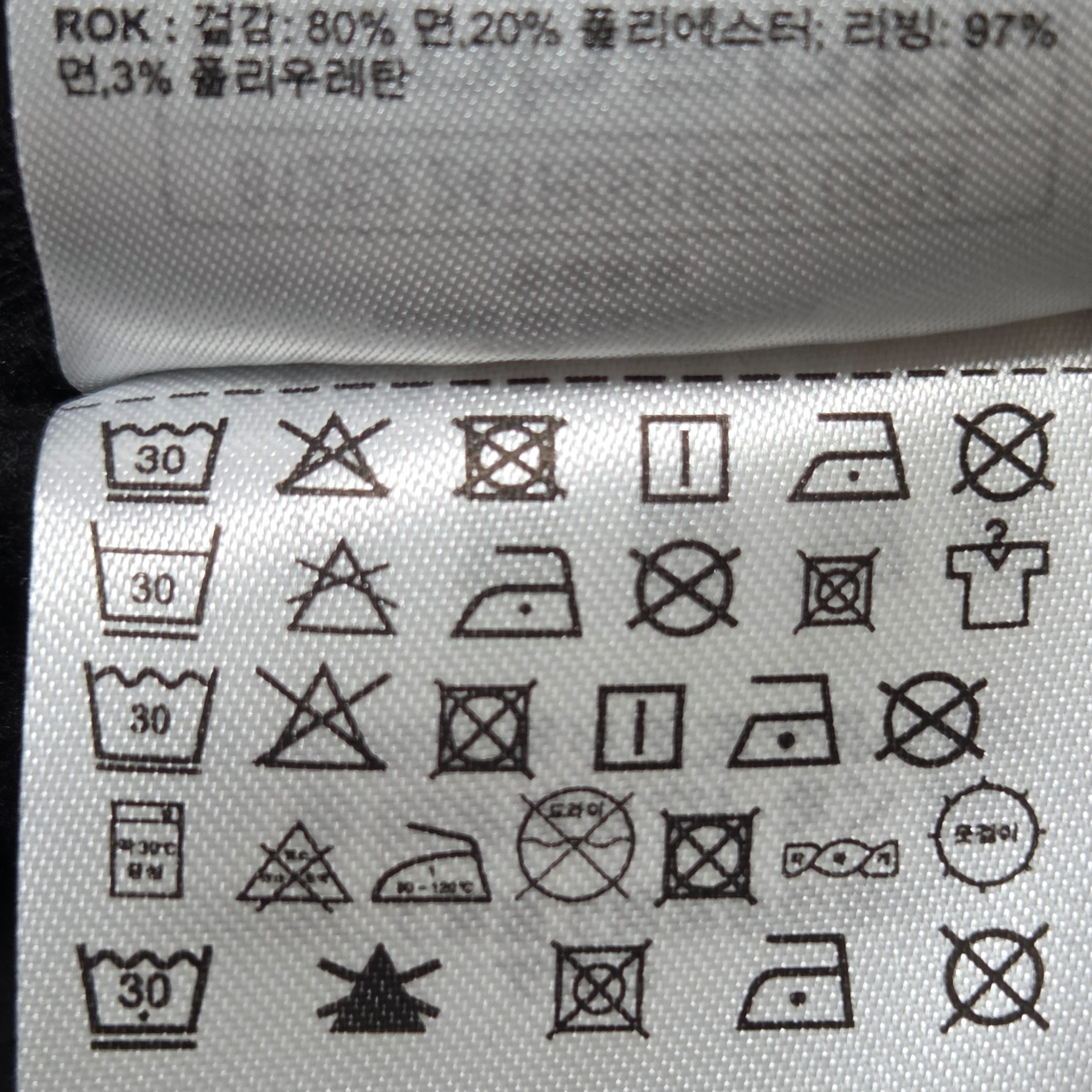 Carhartt WIP Hooded American Script Sweatshirt Black 착용 스타일 - 3